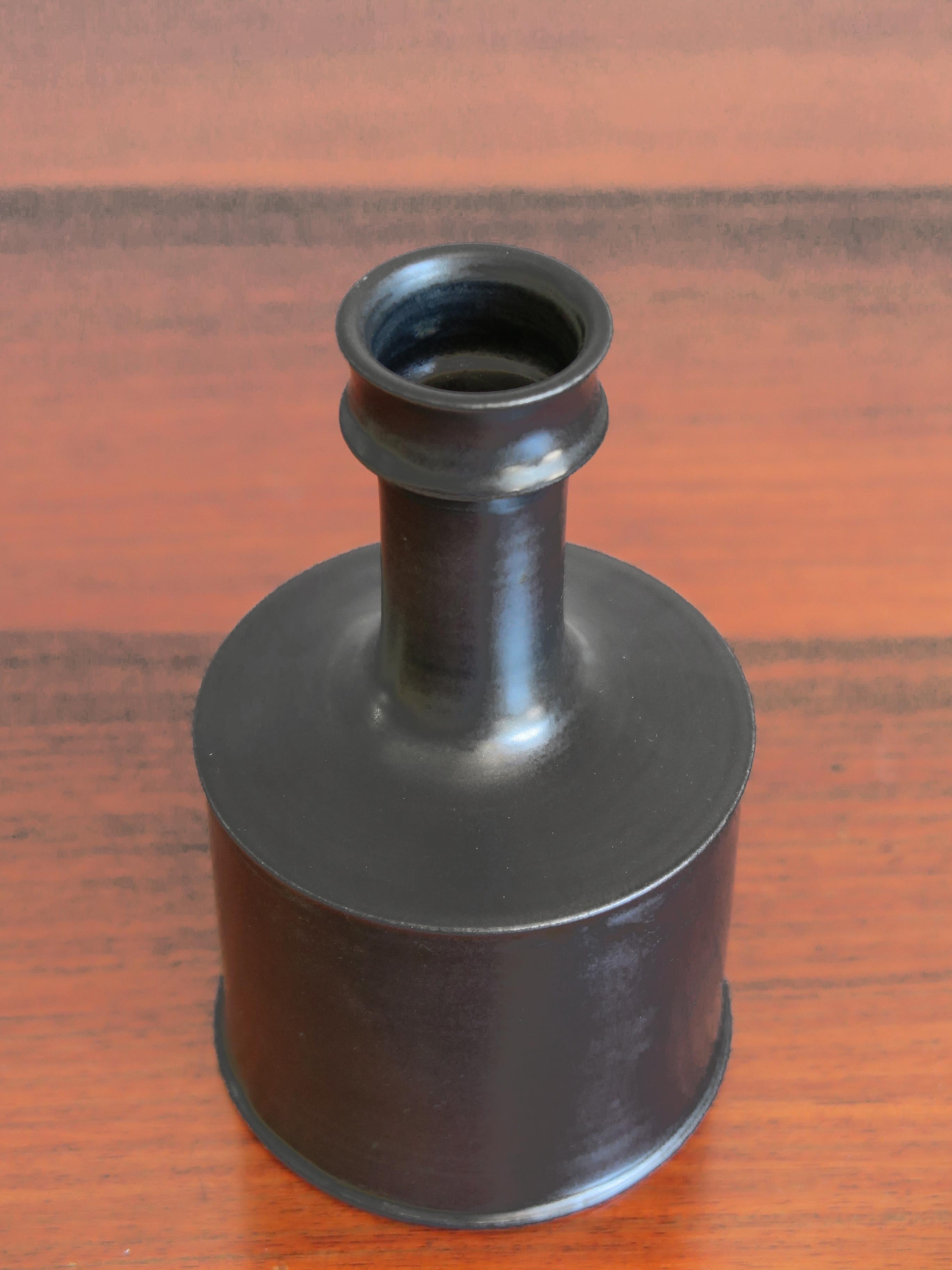 Vase bouteille italien en céramique noire conçu par l'artiste italien Franco Bucci, Pesaro ; céramique noire émaillée, marqué d'un symbole graphique sous la base, années 1970.