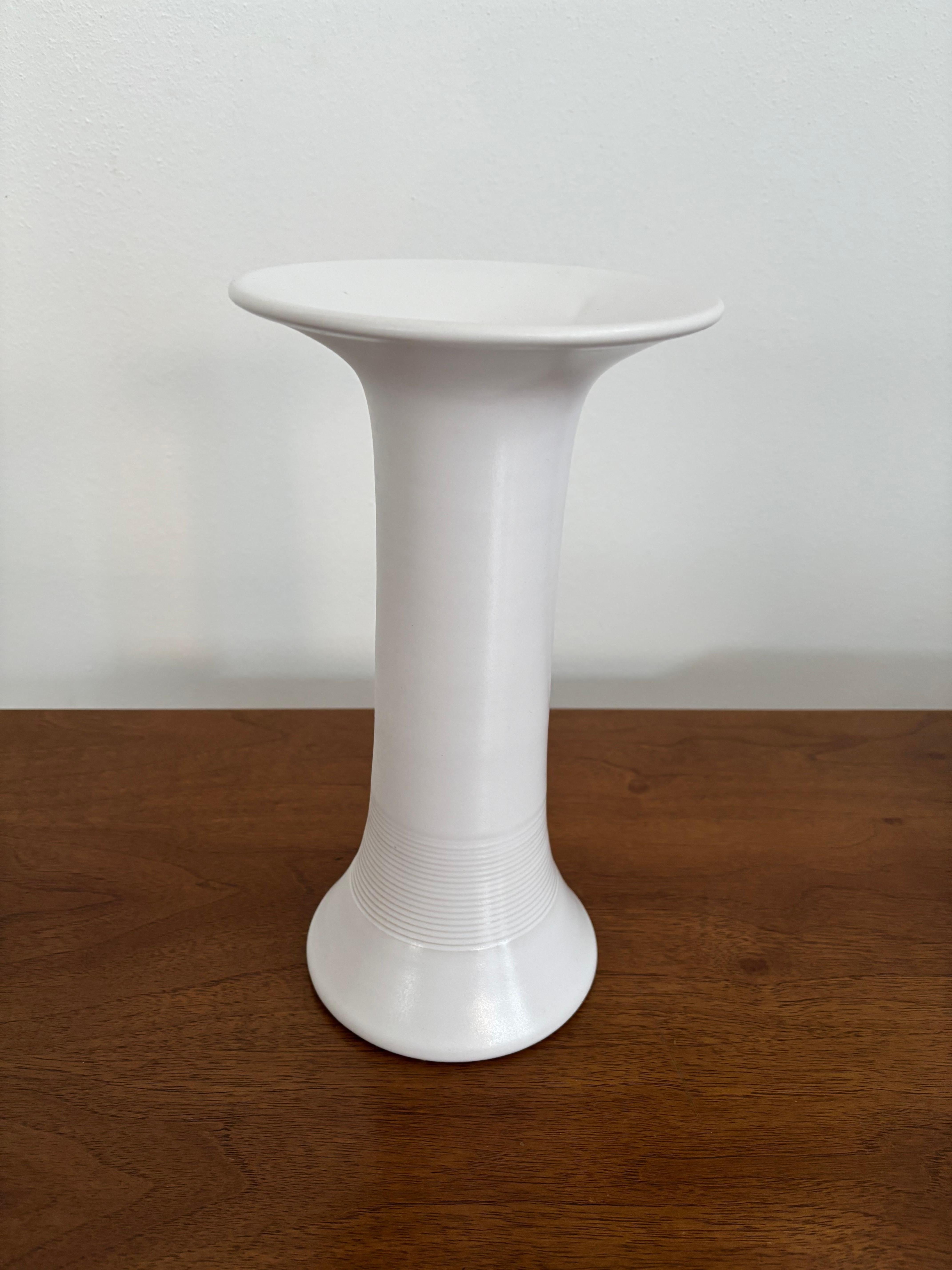 Vaso-bottiglia italiano in ceramica smaltata bianca disegnato dall'artista italiano Franco Bucci, Pesaro; contrassegnato da un simbolo grafico sotto la base, anni '70.
