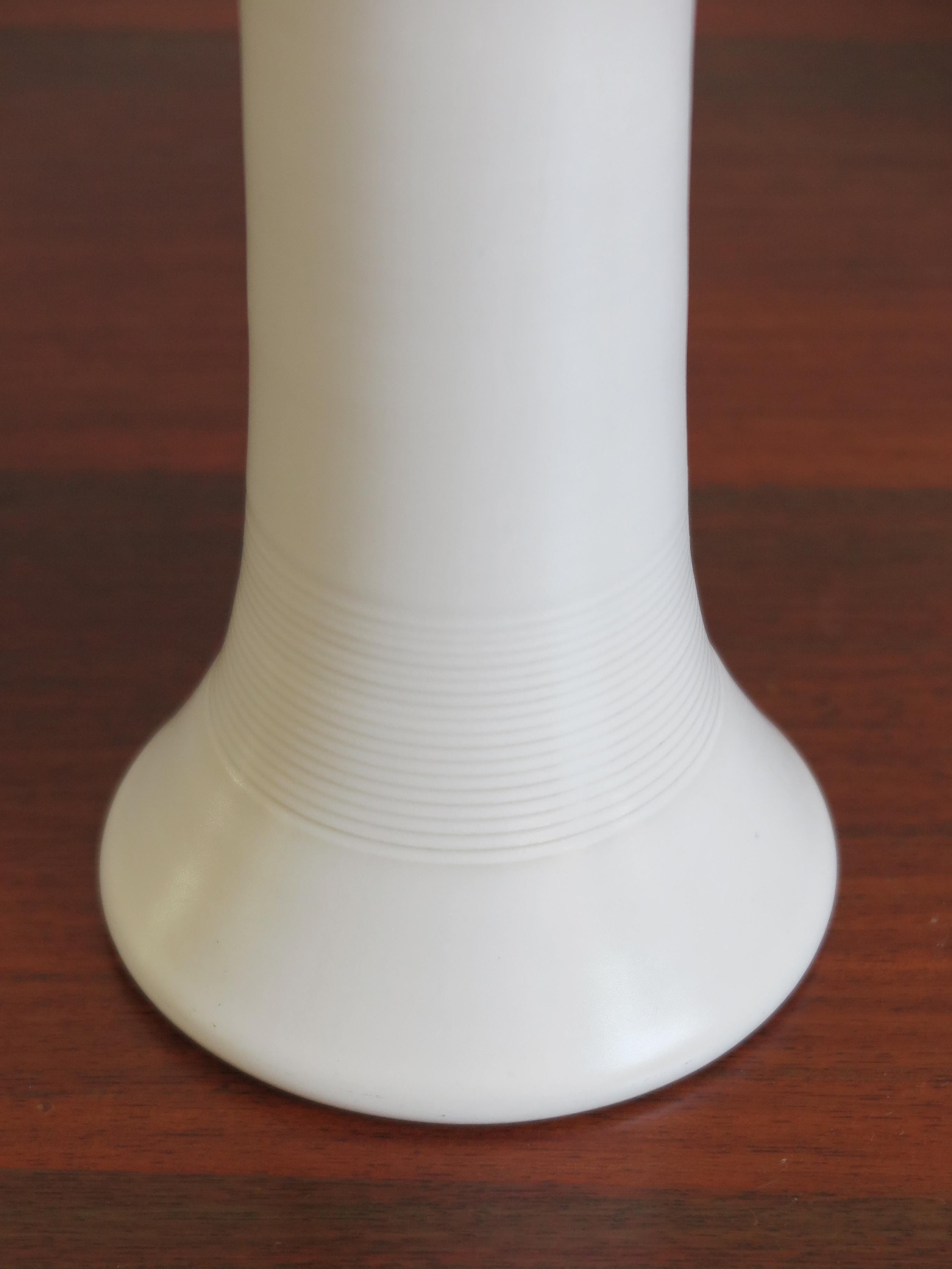 Franco Bucci Italian White Ceramic Vase, 1970s In Good Condition For Sale In Reggio Emilia, IT