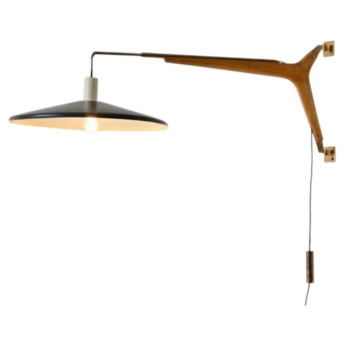 Franco Buzzi: una lámpara de pared poco común con brazo extensible de latón