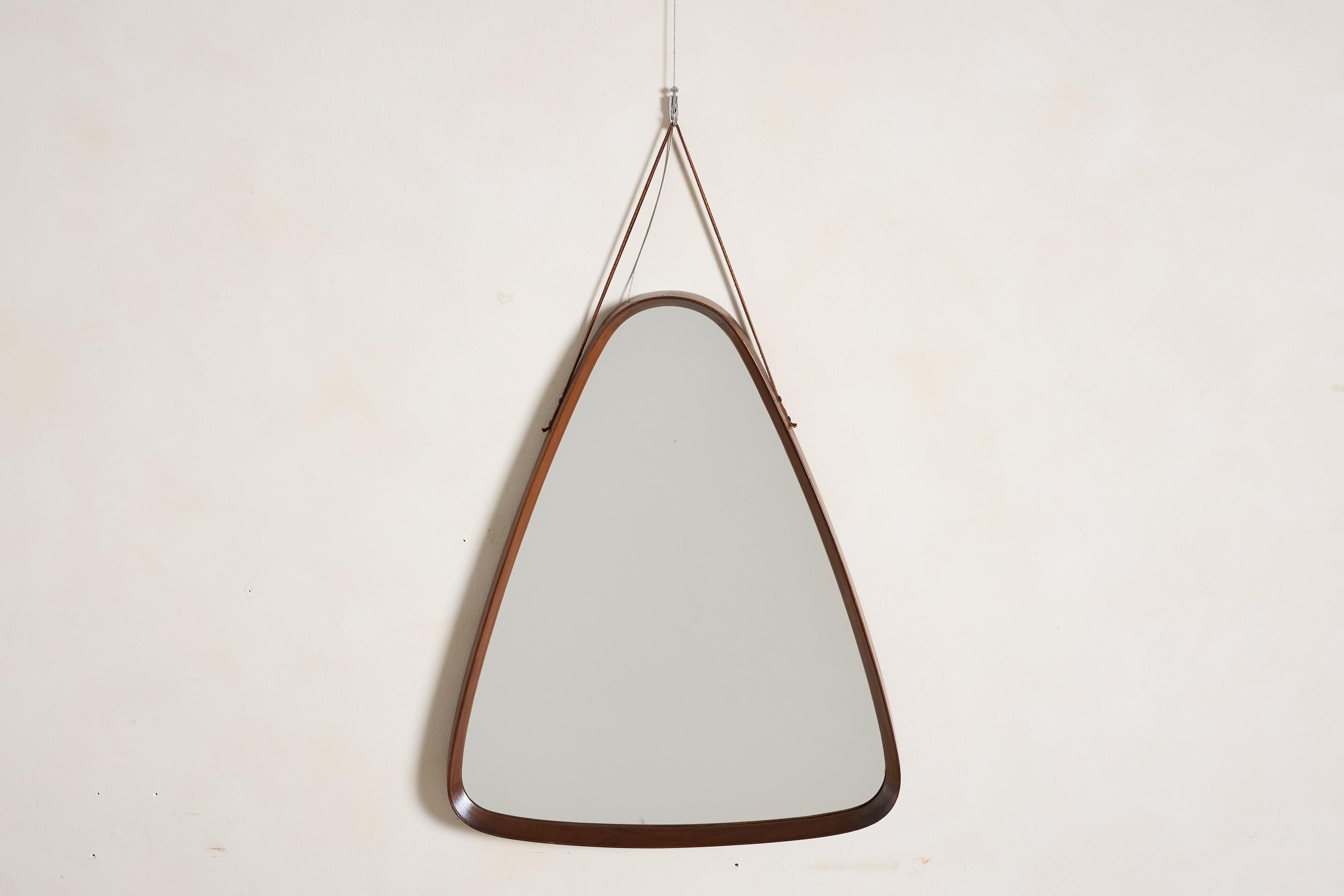 Specchio a triangolo di Franco Campo & Carlo Graffi, Italia anni '50

Telaio in teak con cinturino in pelle
