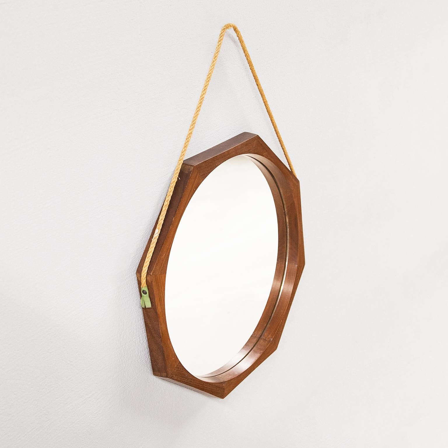 Achteckiger Spiegel, der Campo und Carlo Graffi für den italienischen Hersteller HOME in den 1960er Jahren zugeschrieben wird. Hergestellt aus Teakholz mit einem offensichtlichen Zusammenspiel der Fugen, wo das Geschick und die große Handwerkskunst
