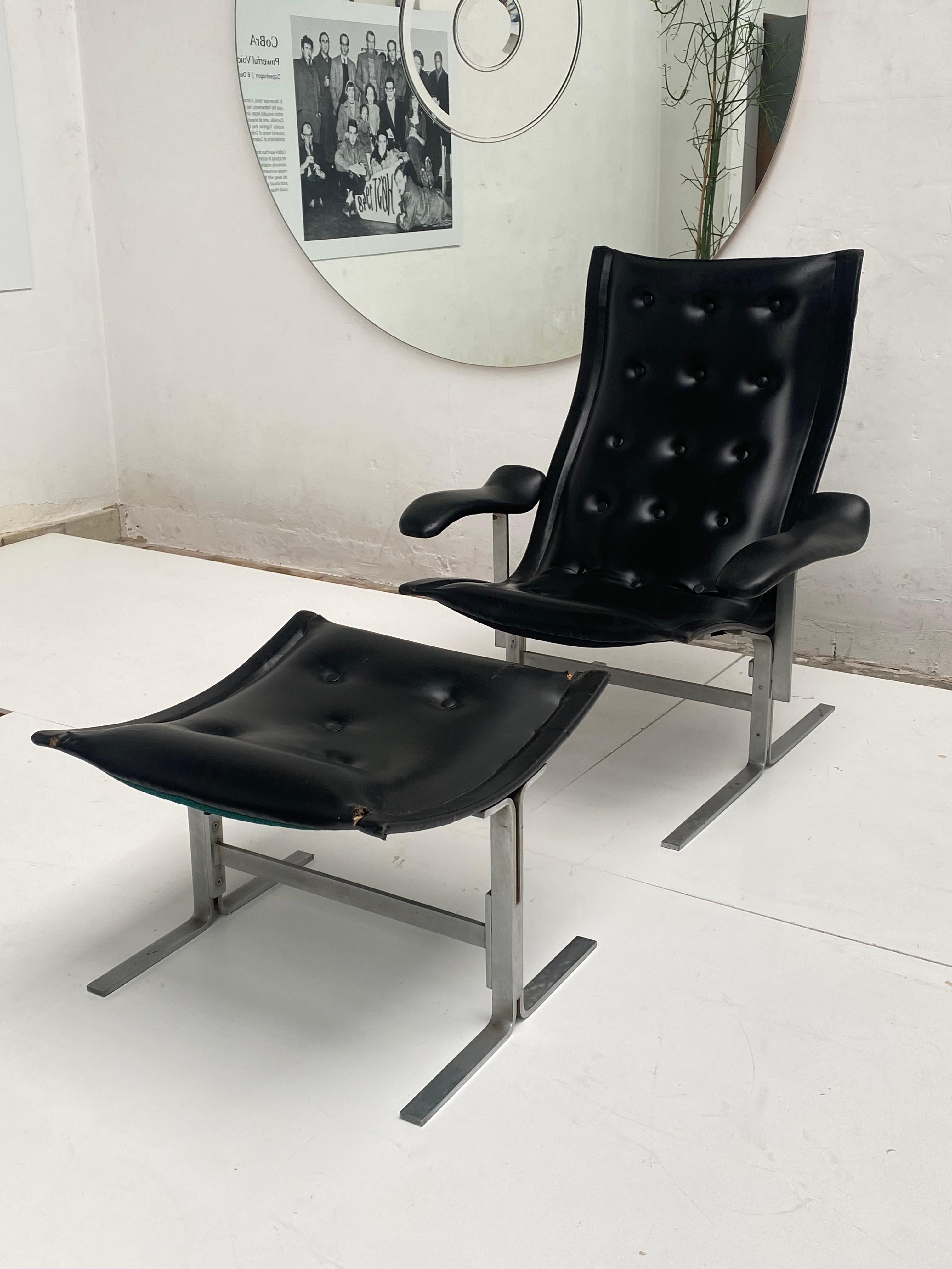 Super seltener eleganter Sessel und Ottomane  von einer handgefertigten  Auflage von nur zwei Sets  die entworfen wurden  von Franco Campo im Jahr 1960 für seine Familie und einen engen Freund, der Sessel und die Ottomane  sind beide  in ihrer