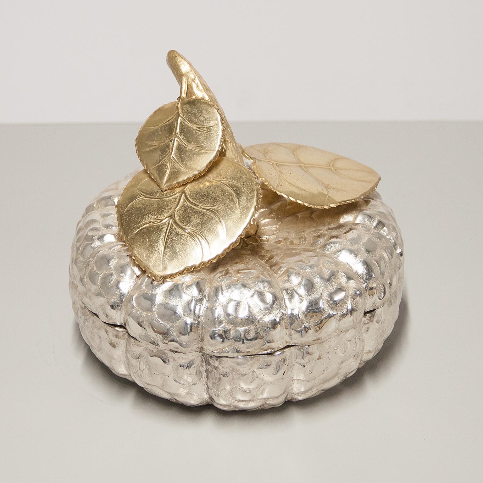 Glamorous Italian silver plated caviar bowl with glass inlay made by Franco Lapini Florence in the 1970s. Very authentic impression of a real pumpkin and a stunning piece for every home décor. Excellent condition.