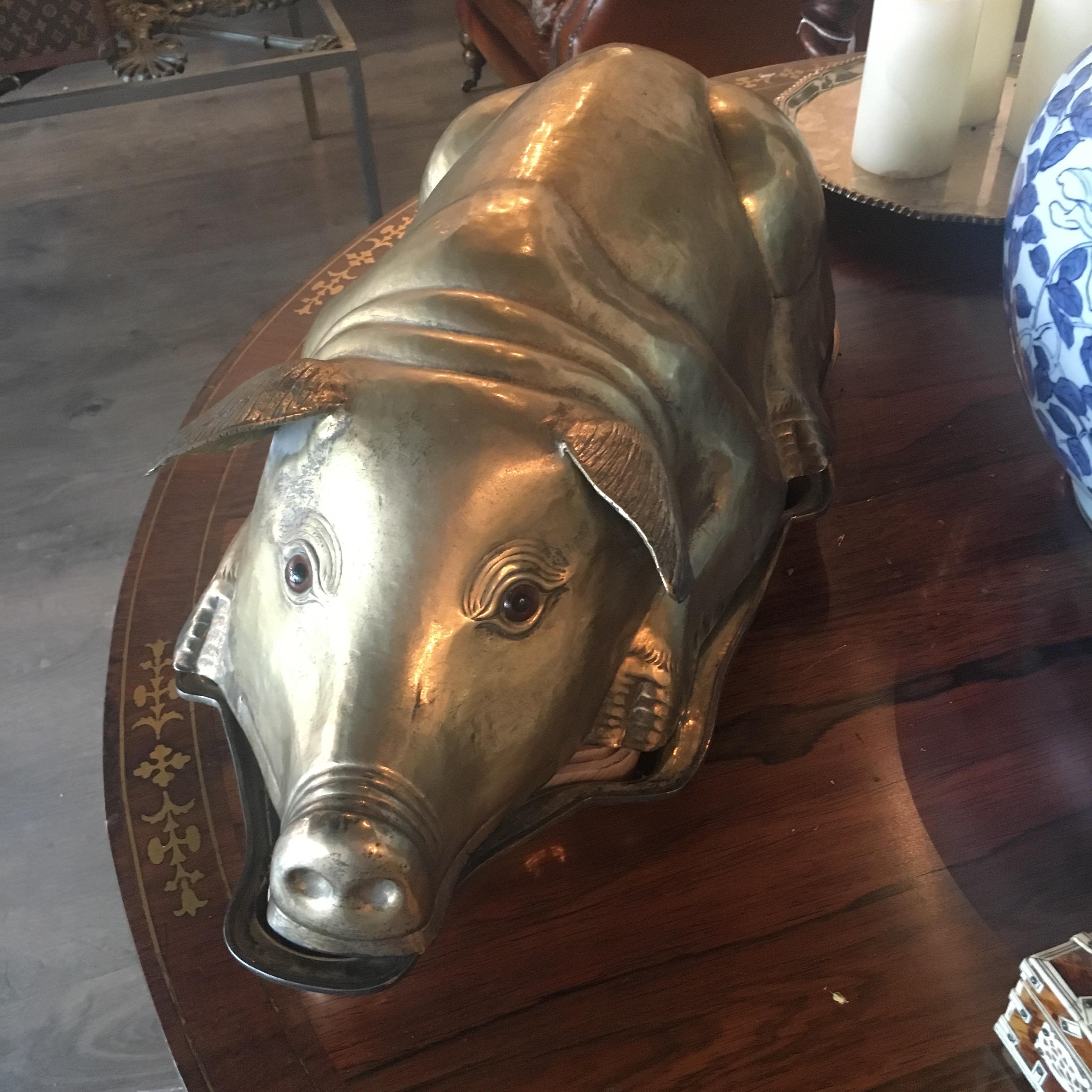 Franco Lapini Italian Repousse Pig Plat de service et plateau avec yeux en verre en vente 3