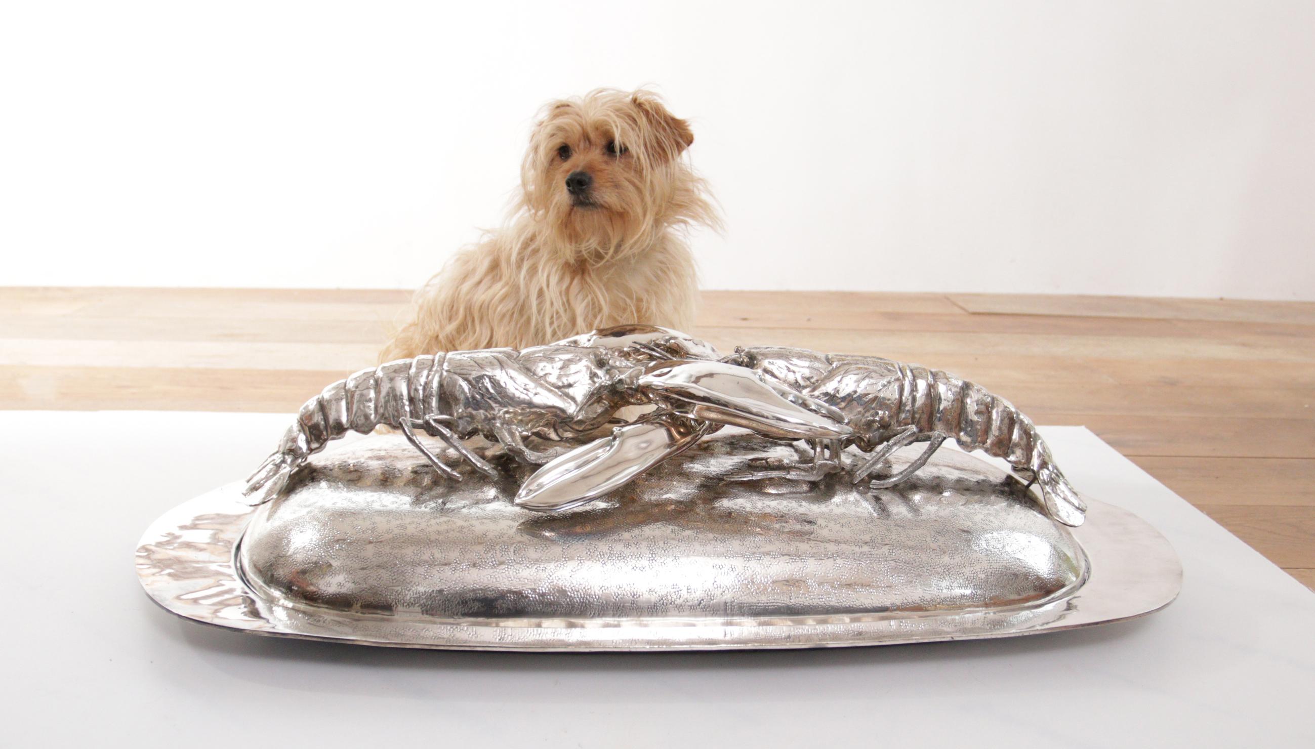 Un enorme piatto da portata in argento assolutamente magnifico, realizzato e disegnato da Franco Lapini negli anni Settanta.
Questo è uno dei più grandi capolavori che ha realizzato.
Due aragoste che si fronteggiano su una superficie