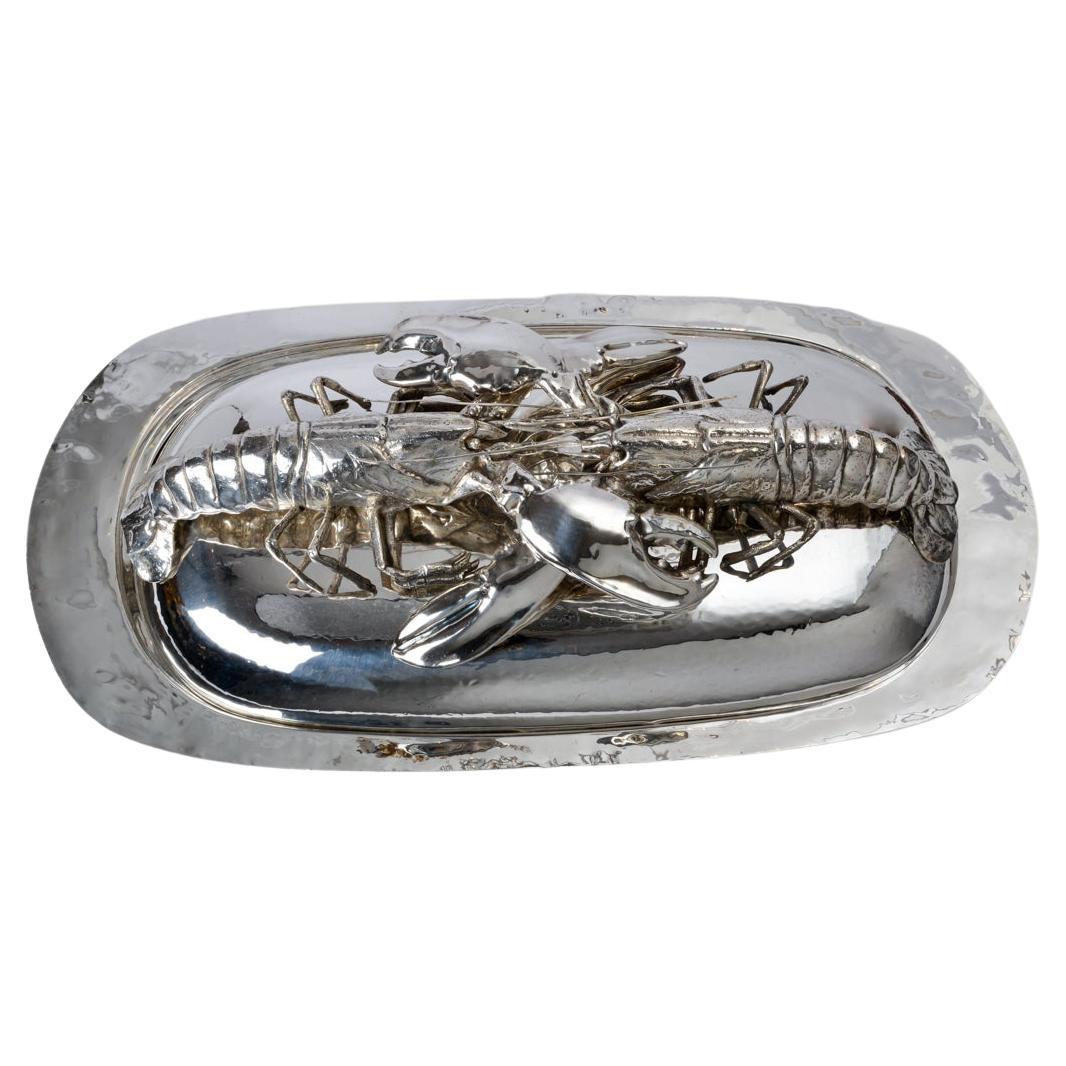Spectacular covered dish with two lobsters, in plated silver made by Franco Lapini circa 1970.
An impressive piece for service in hammered silver plate. Separate lid with two large sculpted lobsters facing each other on the top. A perfect piece to