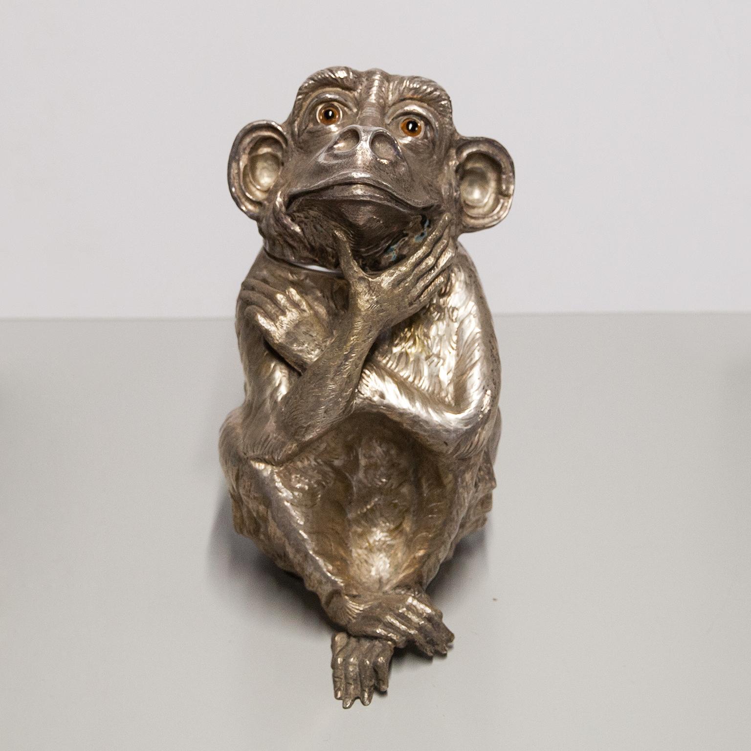 Franco Lapinis seltene und berühmte Vintage-Skulptur Monkey Weinkühler oder Eiskübel ist ganz aus versilbertem Metall gefertigt und seine Oberfläche ist leicht strukturiert, um ihm ein organisches Gefühl zu geben, neue Kunststoffeinlage innen.
Ob