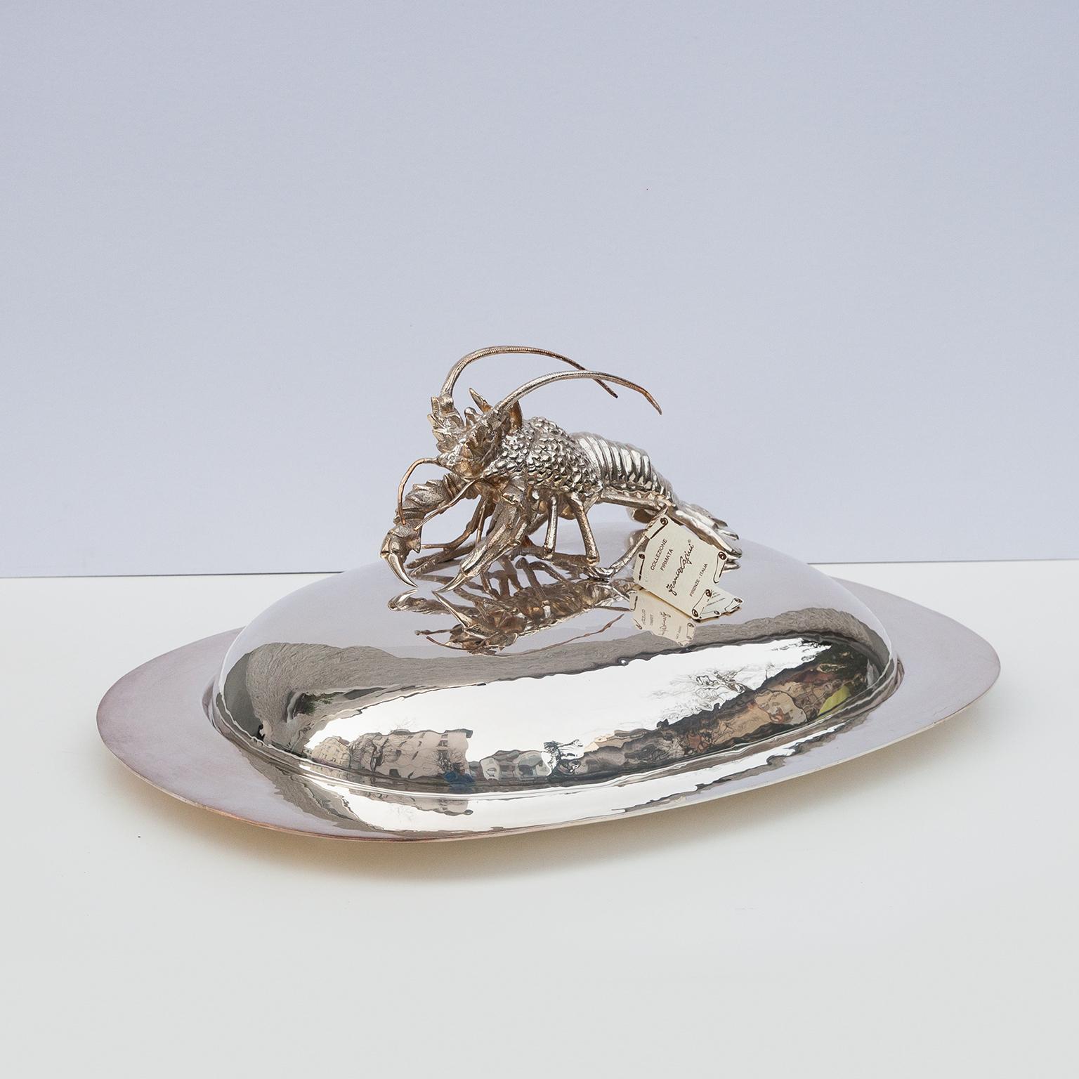 Franco Lapinis exquisite Crayfish Lobster serving platter is made entirely of silver plated brass. The large deep oval tray with wide light hammered edge is perfect for presented a luxury meal on your dining table for your best friends.

Either