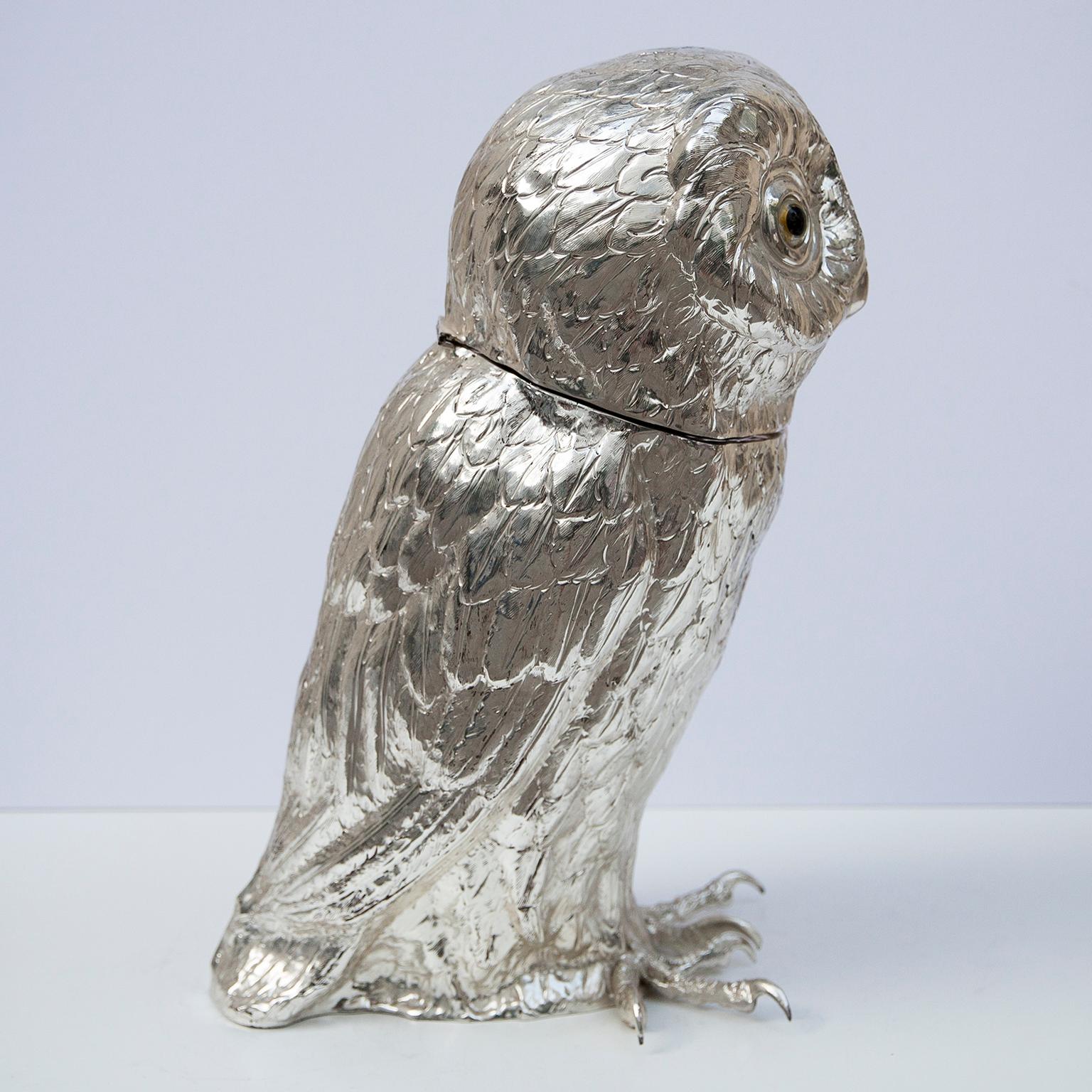 Franco Lapinis exquisite owl ice bucket and wine cooler is made entirely of metal plated in silver and its surface is lightly textured to give it an organic feel. When you open the head, there is removable plastic inlay. Either alone or combined