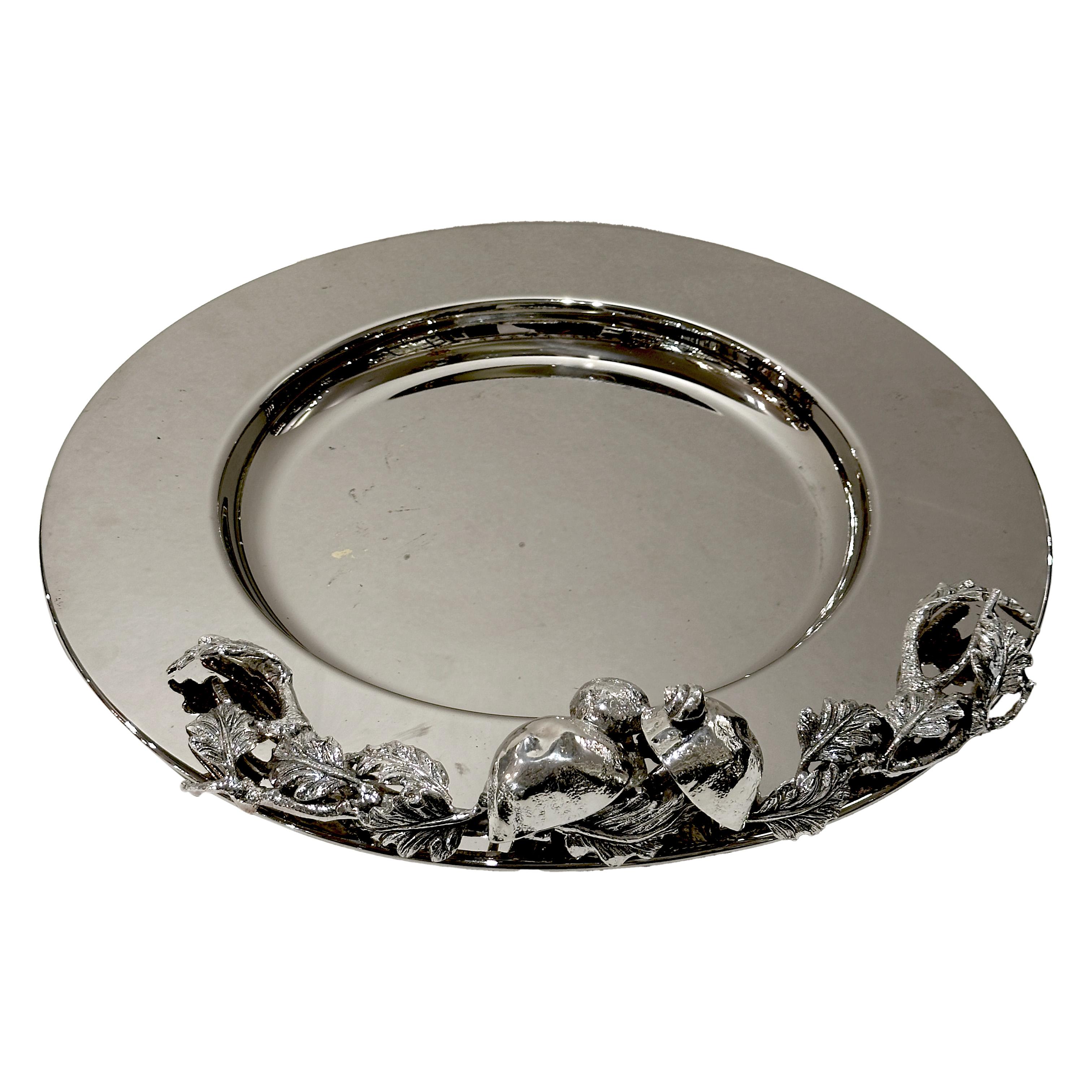 Stunning charger plate by Franco Lapini, crafted in silver steel. Each piece features an elegant high-relief design depicting a snail, three mushrooms, and two oak branches, finely sculpted to create a refined naturalistic motif.

This charger plate