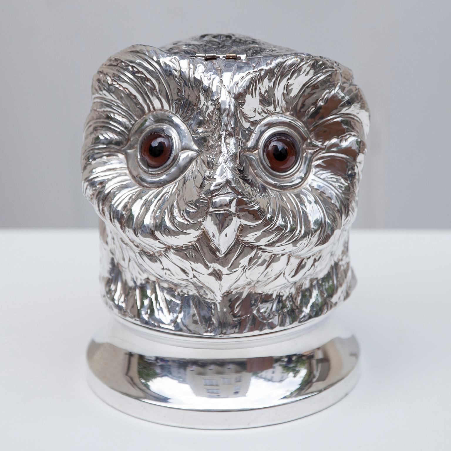 Franco Lapini exquisite owl ice bucket is made entirely of metal-plated in silver and its surface is lightly textured to give it an organic feel. When you open the head, there is removable metal inlay. Either alone or combined with other pieces by