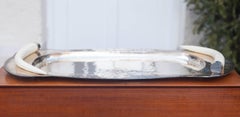 Bandeja de servir plateada de Franco Lapini con asas de falso marfil, 1980