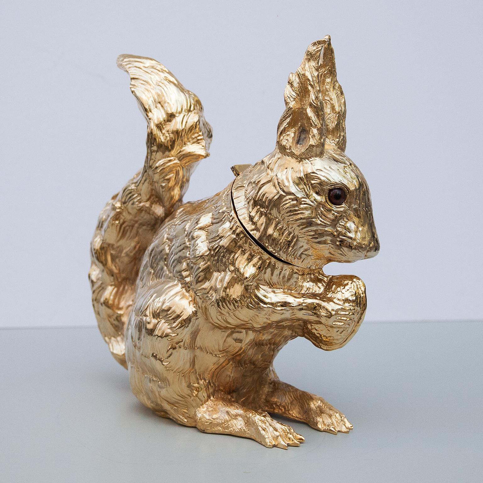 La exquisita escultura vintage de una ardilla de tamaño natural está hecha totalmente de oro chapado en oro y su superficie está ligeramente texturizada para darle un toque orgánico, con una nueva incrustación de plástico en el interior. Ya sea solo