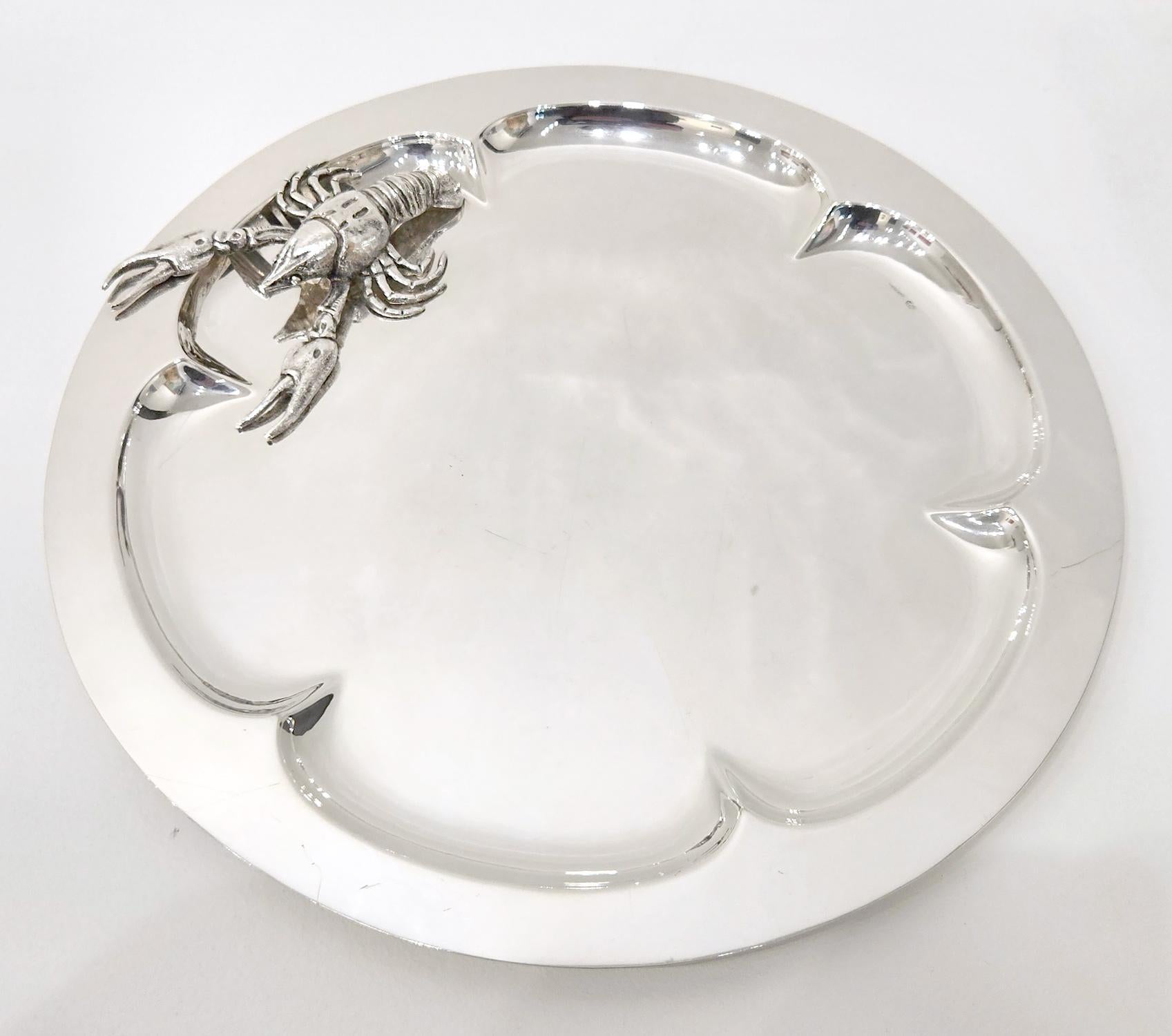 Insólito y difícil de encontrar juego de bandejas para servir marisco de mediados del siglo XIX al estilo de Franco Lapini, fabricado en Europa hacia 1960.

Este juego de gran calidad consta de un plato grande de 38,4 cm de diámetro y seis platos