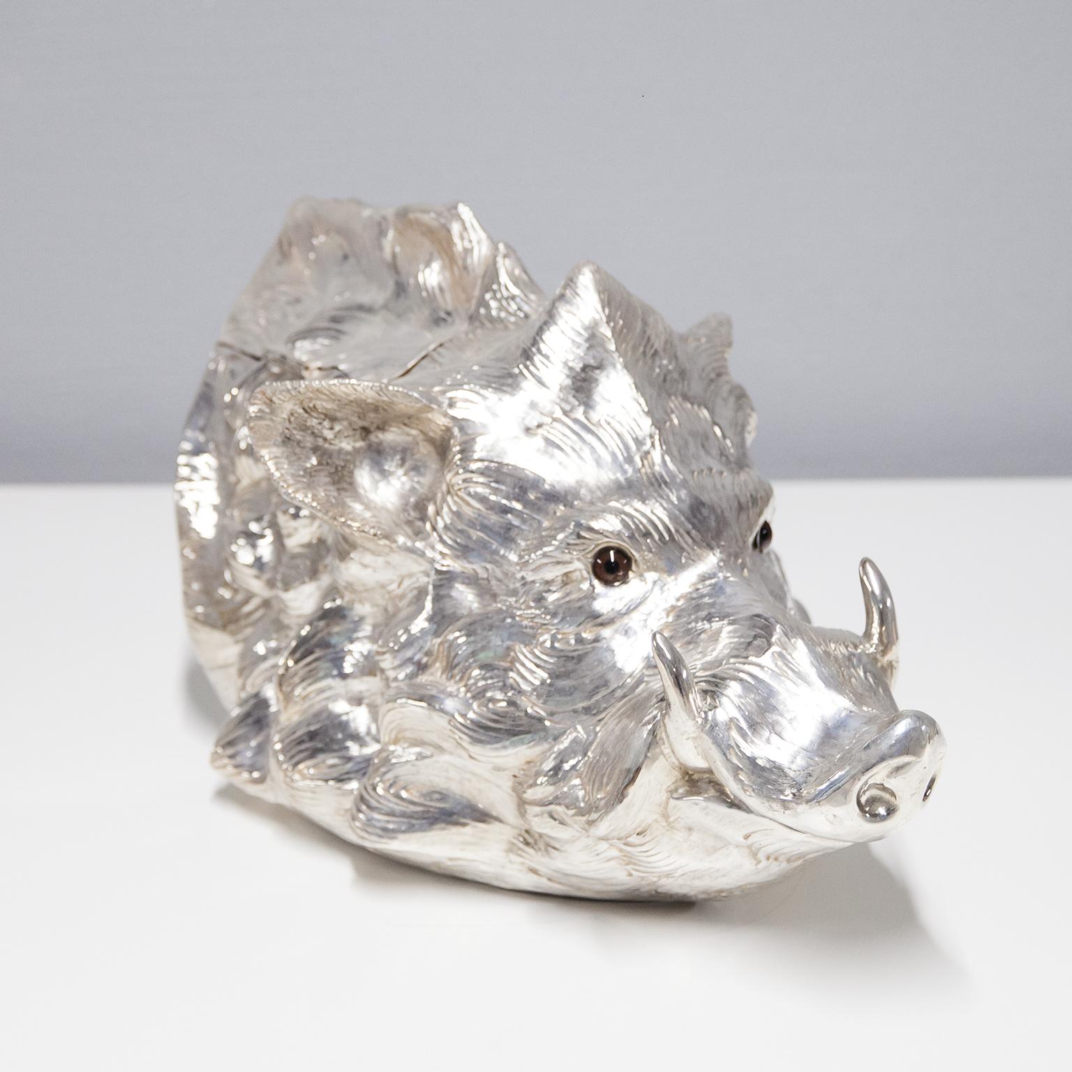Franco Lapinis exquisite vintage wild boar head sculpture wine cooler is made entirely of metal plated in silver and its surface is lightly textured to give it an organic feel, new plastic inlay inside. Either alone or combined with other pieces by