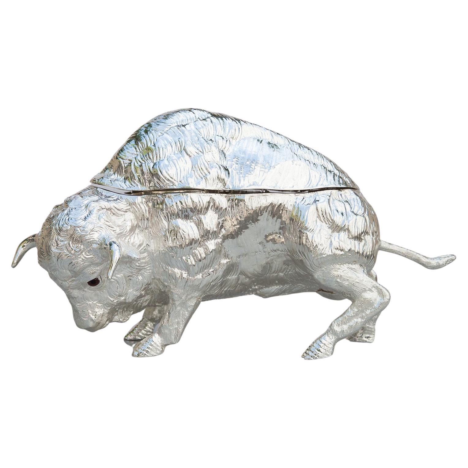L'exquise sculpture de bison vintage de Franco By est entièrement réalisée en laiton plaqué d'argent et sa surface est légèrement texturée pour lui donner un aspect organique. Sous le couvercle se trouvent quatre verres et une petite carafe. Seul ou