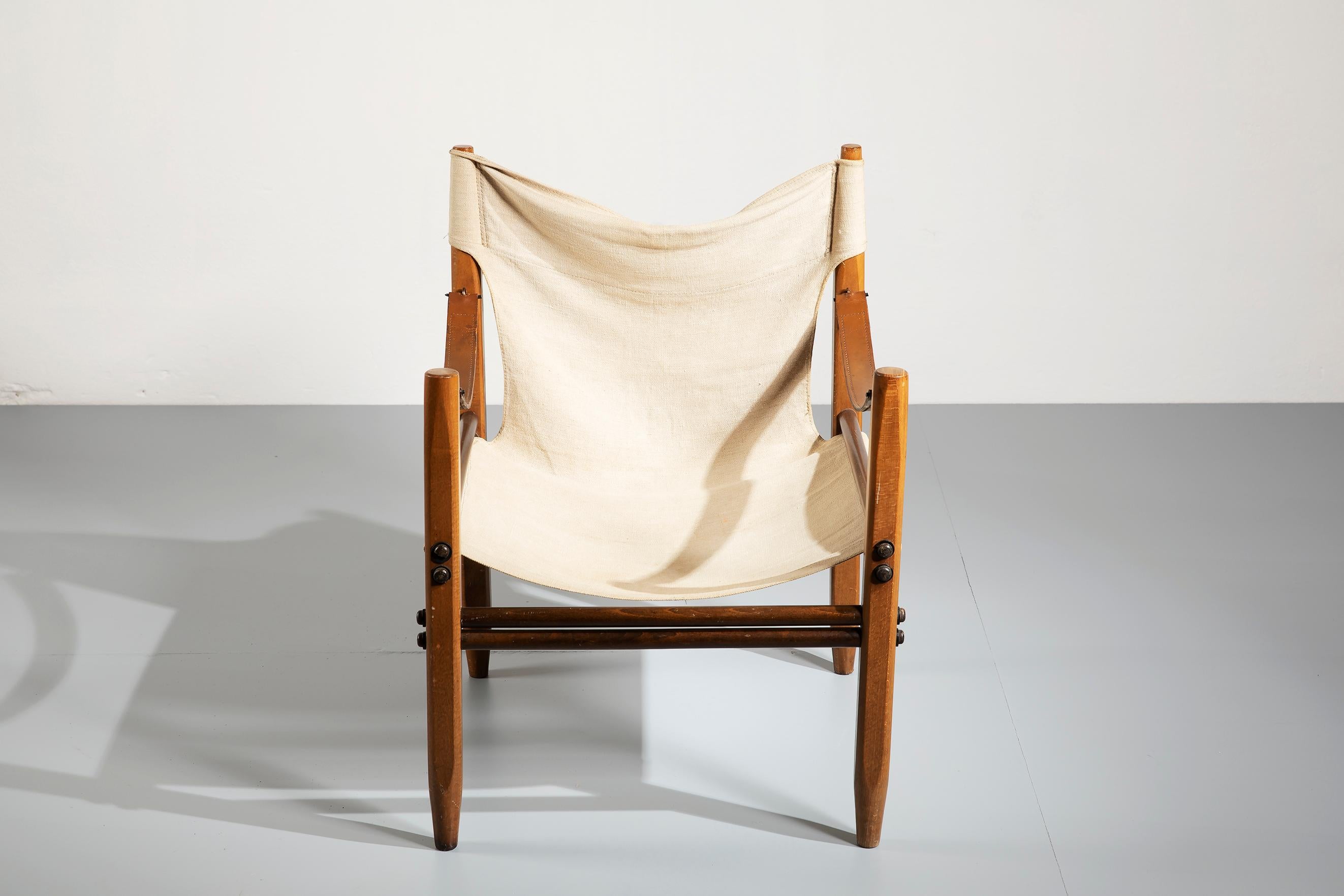 Rare 'Oasis' safari chair designed in 1968 by Franco Legler for the famous Italian factory Zanotta.
The chair has a solid ash structure, canvas seat and backrest and leather armrest. As the majority of safari chair, this chair has no fixed joint so