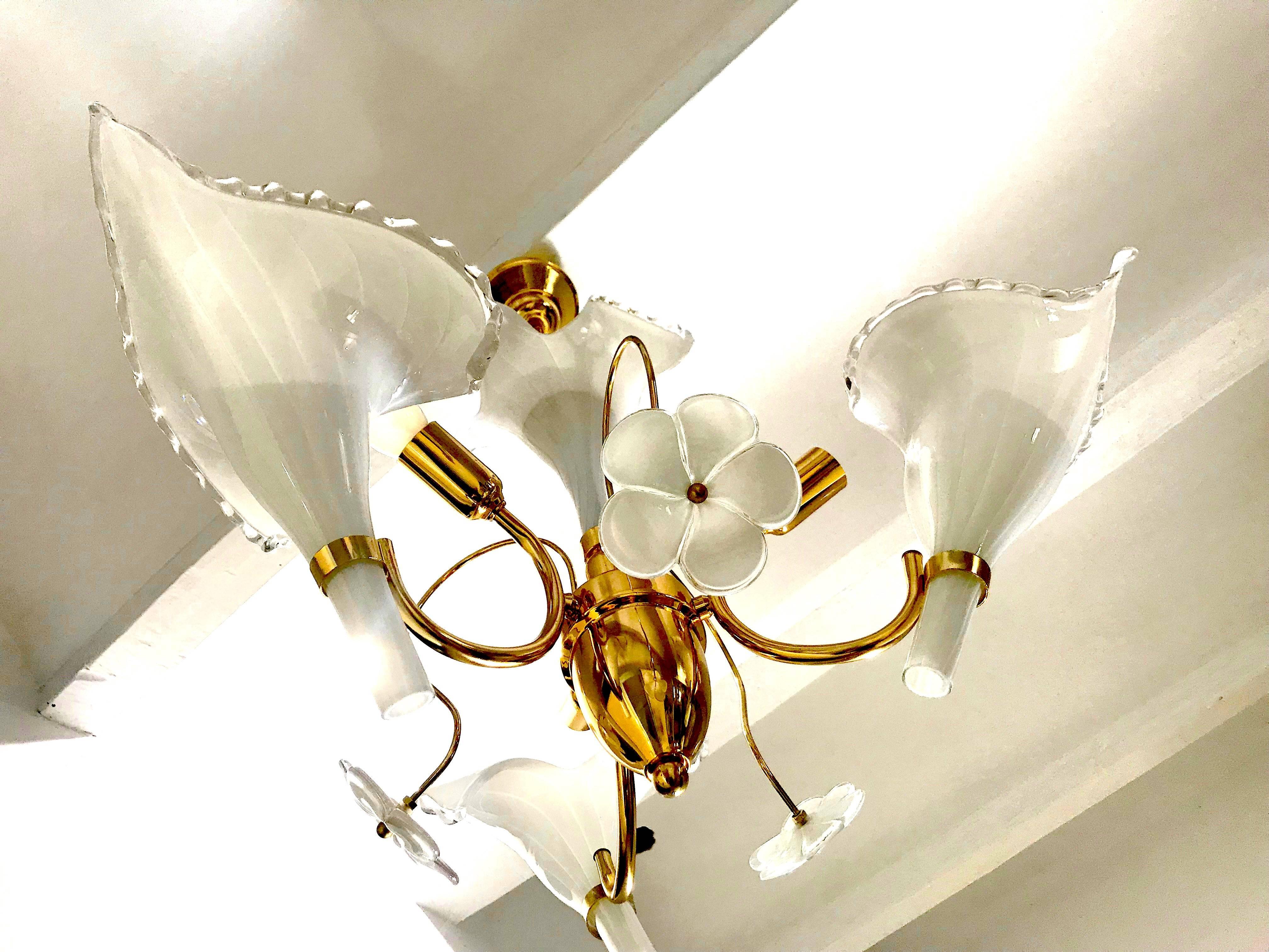 A Murano glass Franco Luce gilt frame chandelier with three large white and floral form details.
Very elegant with three bulbs.
A real stunning ORIGINAL vintage period lamp !! Model made in hand-made by the greatest glassmakers (all offers are