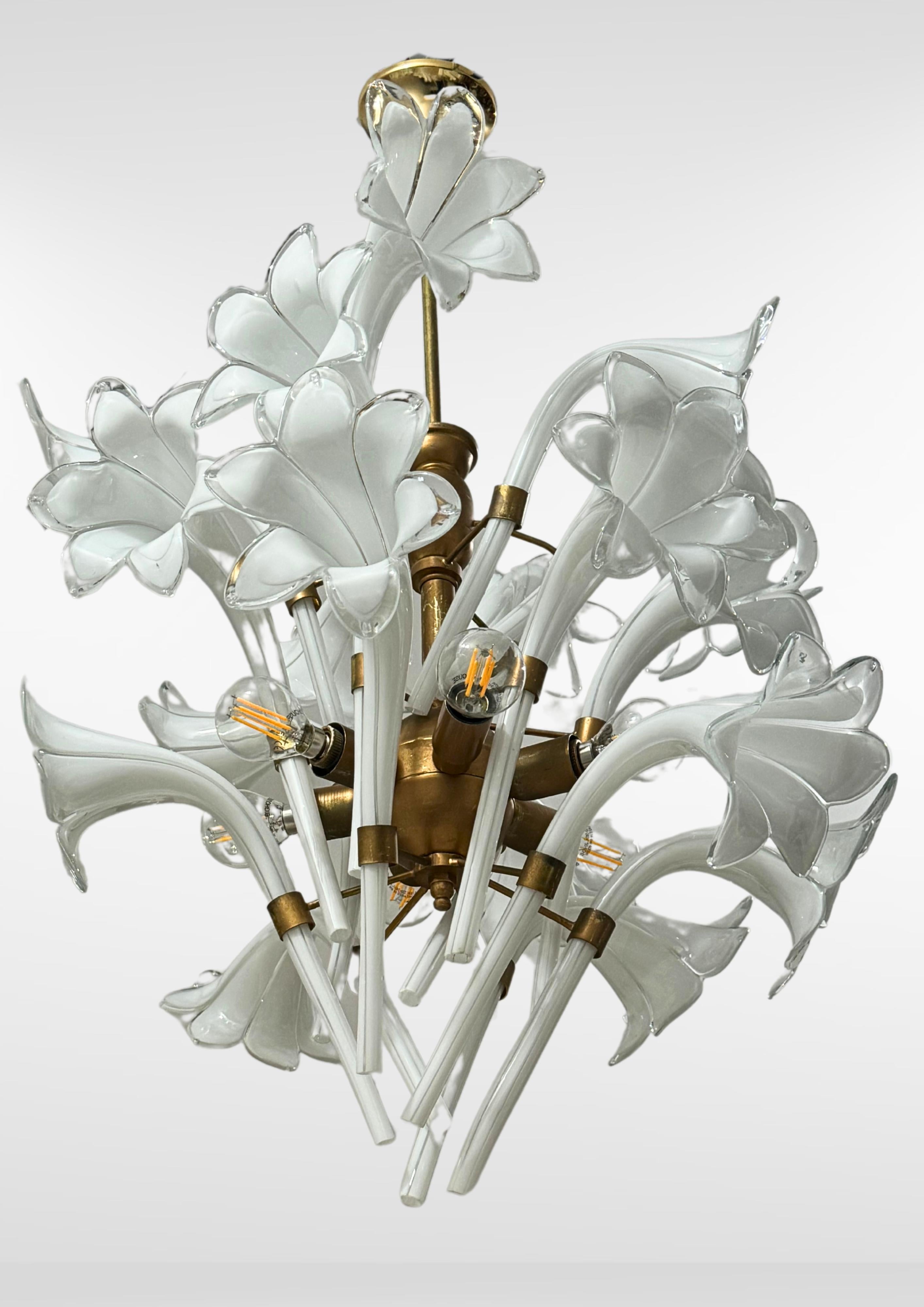 Mid-Century moderno Lampadario con petali di giglio in vetro di Murano di Franco Luce, metà del secolo scorso in vendita