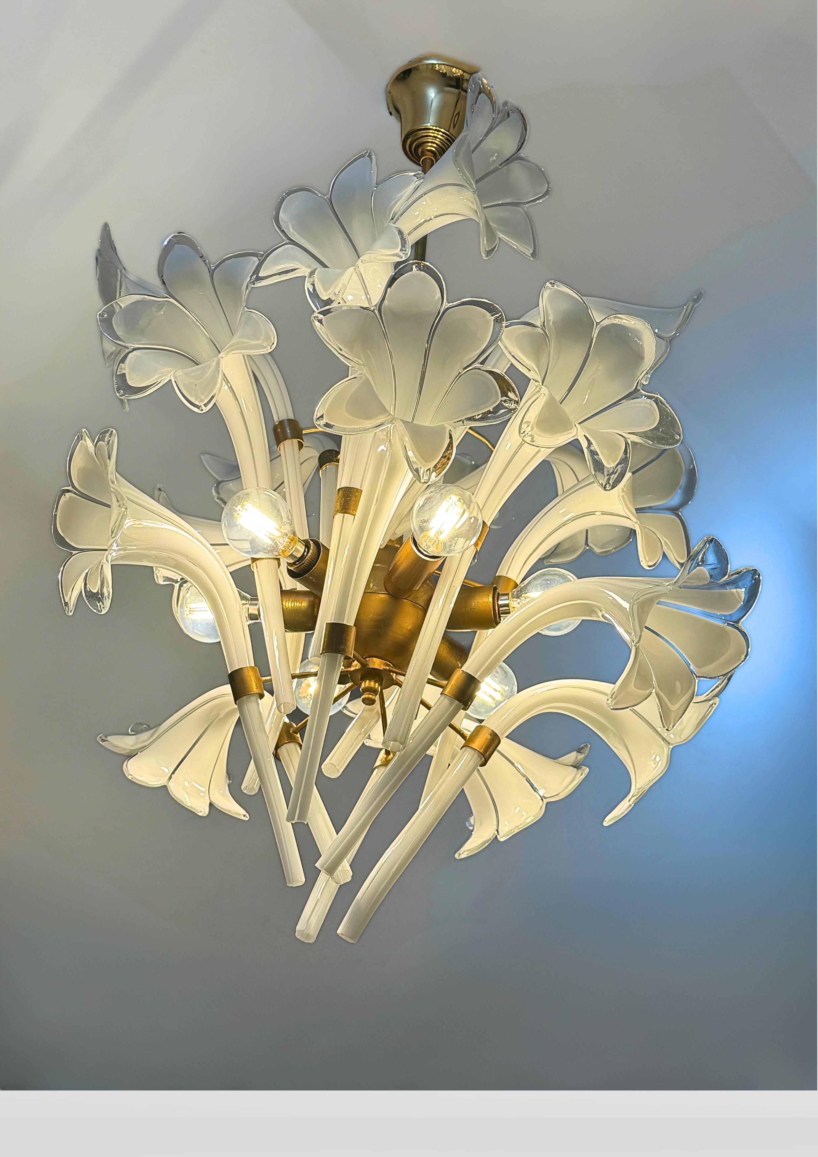 Italiano Lampadario con petali di giglio in vetro di Murano di Franco Luce, metà del secolo scorso in vendita