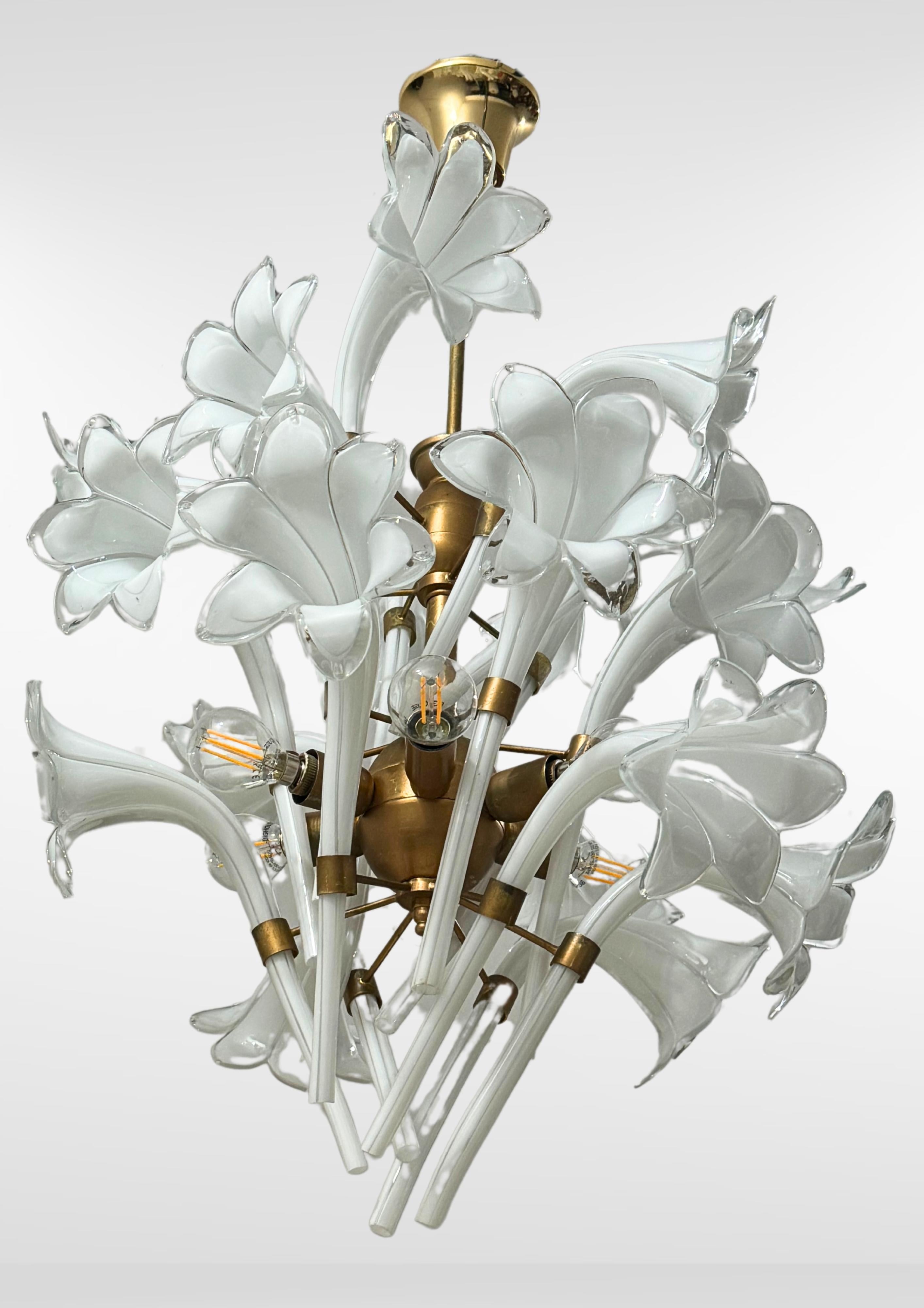 Lampadario con petali di giglio in vetro di Murano di Franco Luce, metà del secolo scorso In condizioni buone in vendita a Torquay, GB