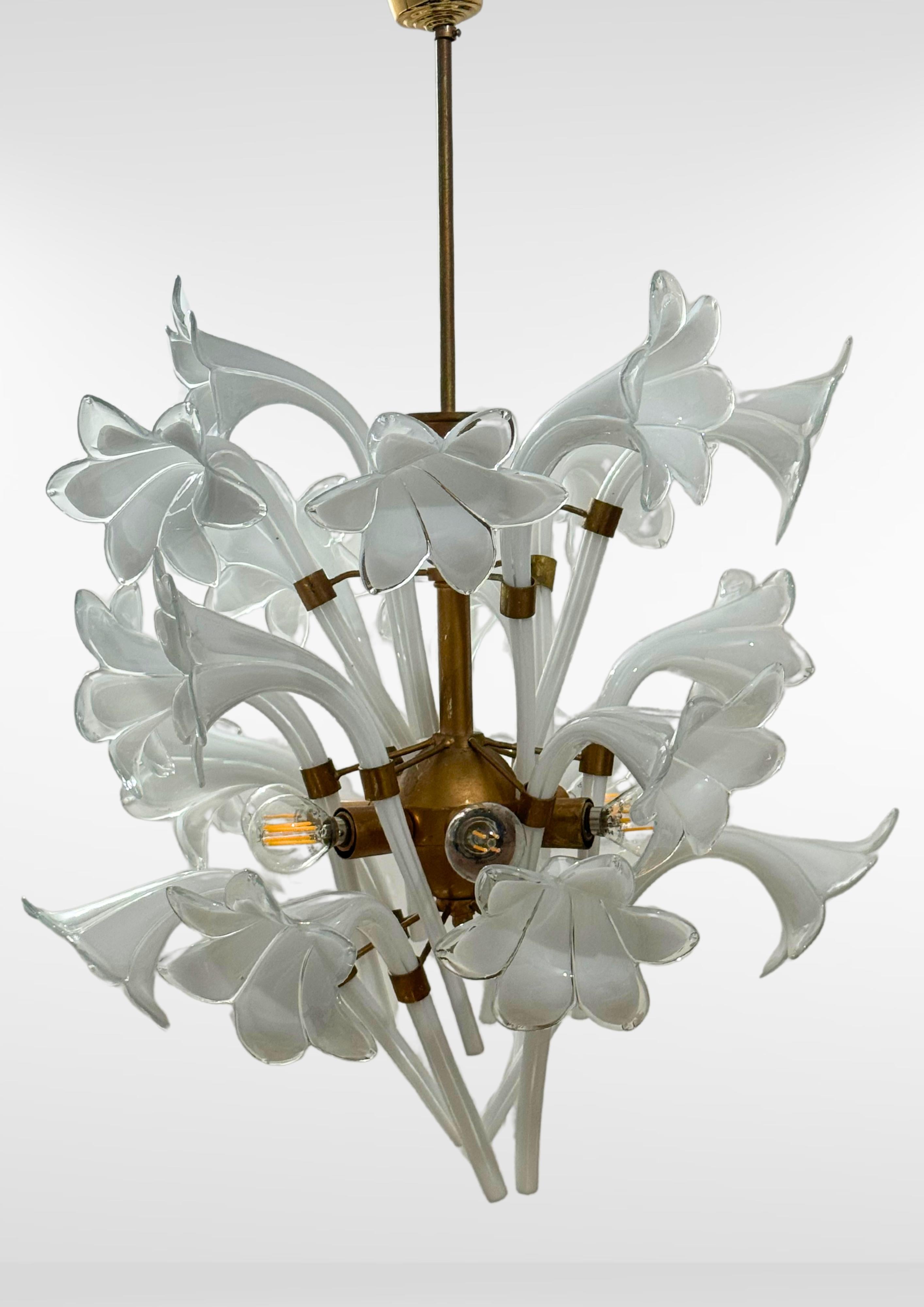 XX secolo Lampadario con petali di giglio in vetro di Murano di Franco Luce, metà del secolo scorso in vendita