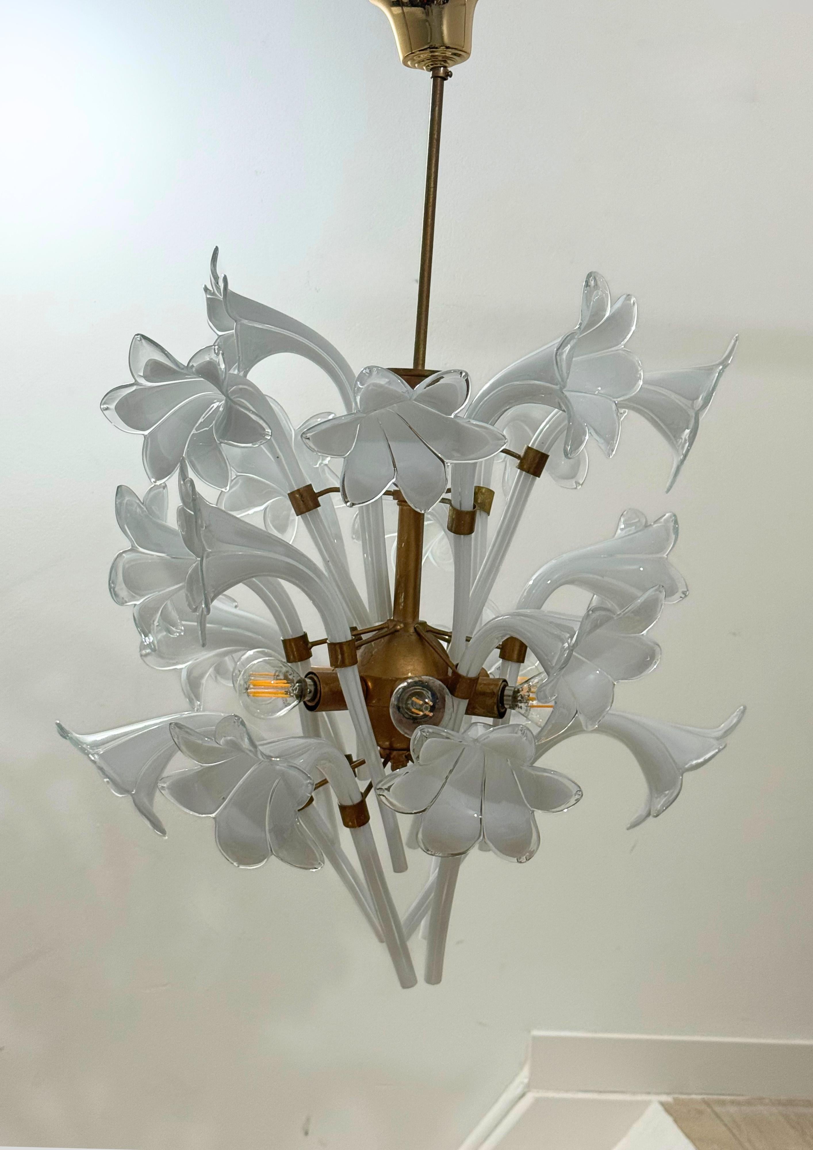 Metallo Lampadario con petali di giglio in vetro di Murano di Franco Luce, metà del secolo scorso in vendita