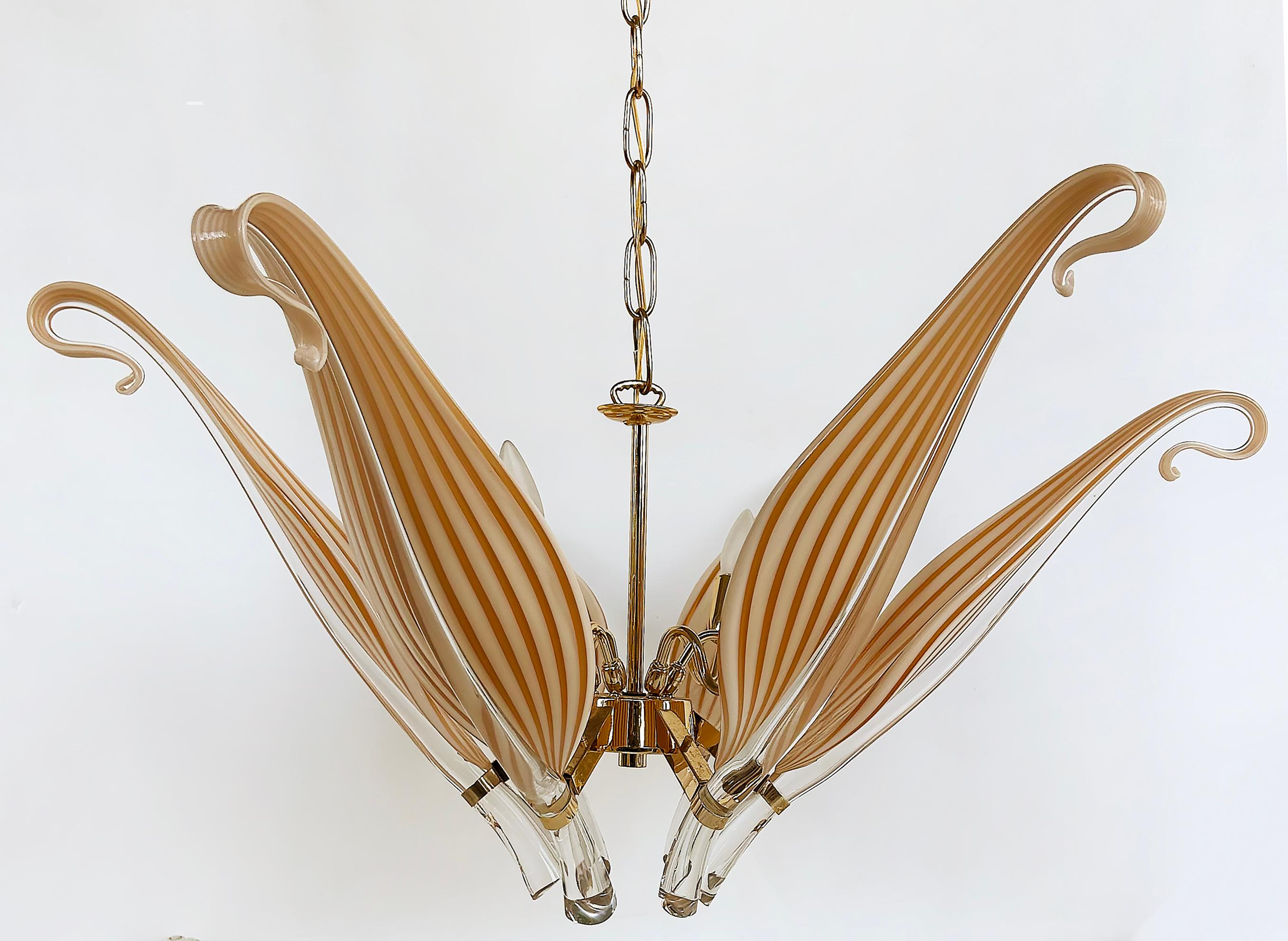 Lustre Seguso en laiton et verre de Murano à 6 lumières, baldaquin et chaîne


Nous proposons à la vente un exquis lustre à six lumières et six feuilles en verre de Murano et en laiton du milieu du siècle dernier, réalisé par Franco Luce pour
