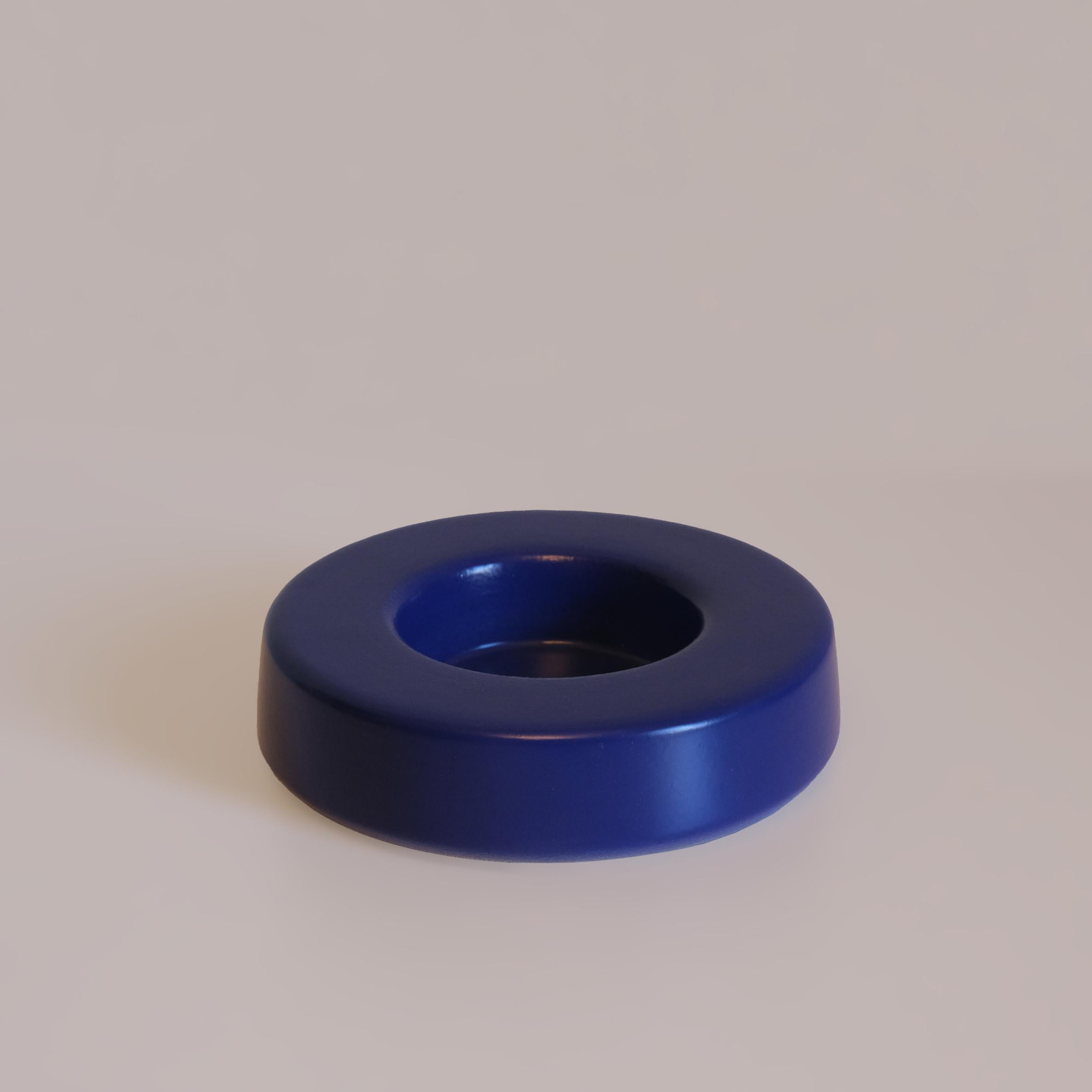 Franco Meneguzzo (1924-2008)

Una rarissima tazza rotonda in ceramica con coperchio blu.
Timbro al rovescio 