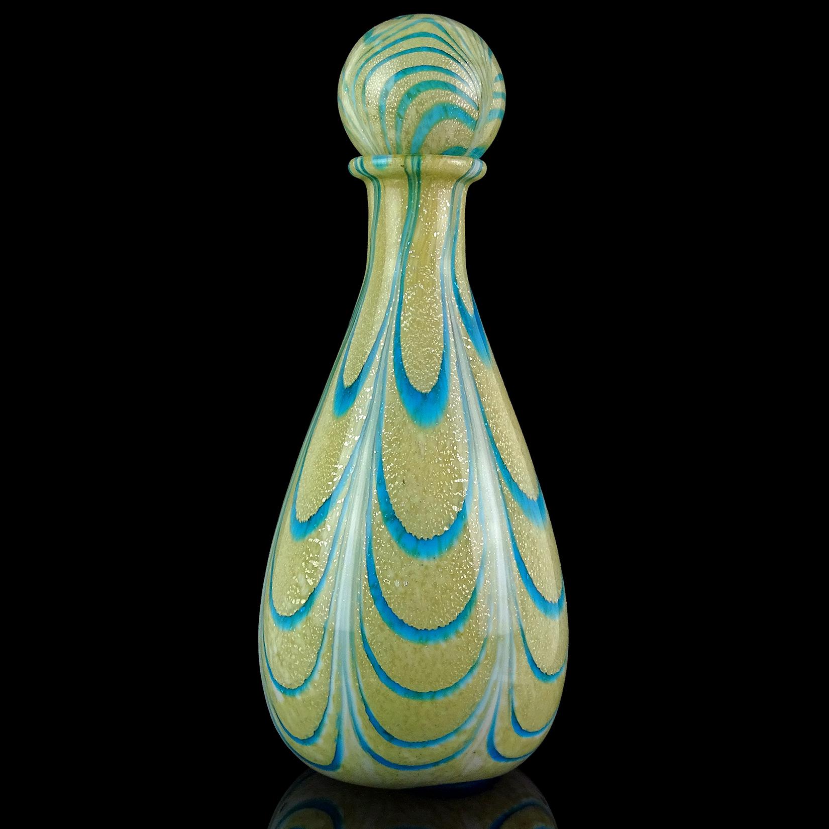 Magnifique carafe vintage en verre d'art italien soufflé à la main de Murano, avec des mouchetures d'argent, un tourbillon bleu aqua et un doux jaune crème. Attribué au designer Franco Moretti, vers les années 1970. Créé dans le décor 
