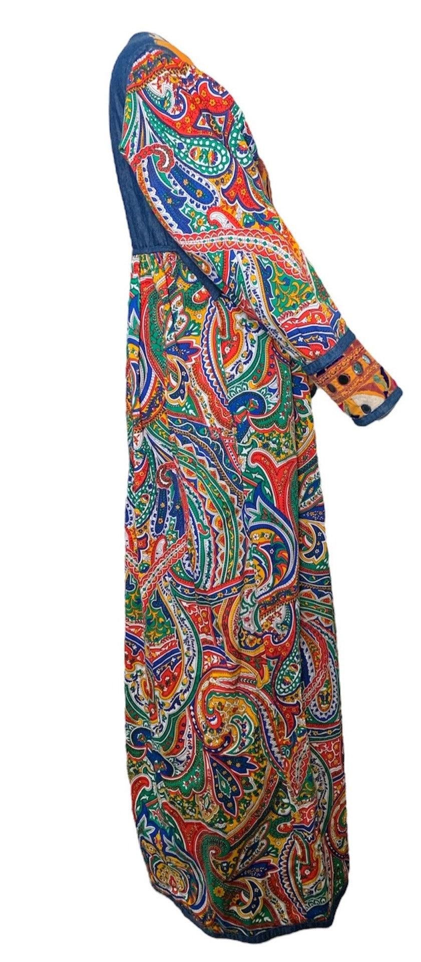 Dalla collezione finale di Franco Moschino per la primavera del 1994. Moschino Couture Repitita Juvant Label. Come visto sulla passerella di Milano nell'ottobre 1993. Il caftano è un richiamo al fascino degli anni '60 per gli abbellimenti mondani,