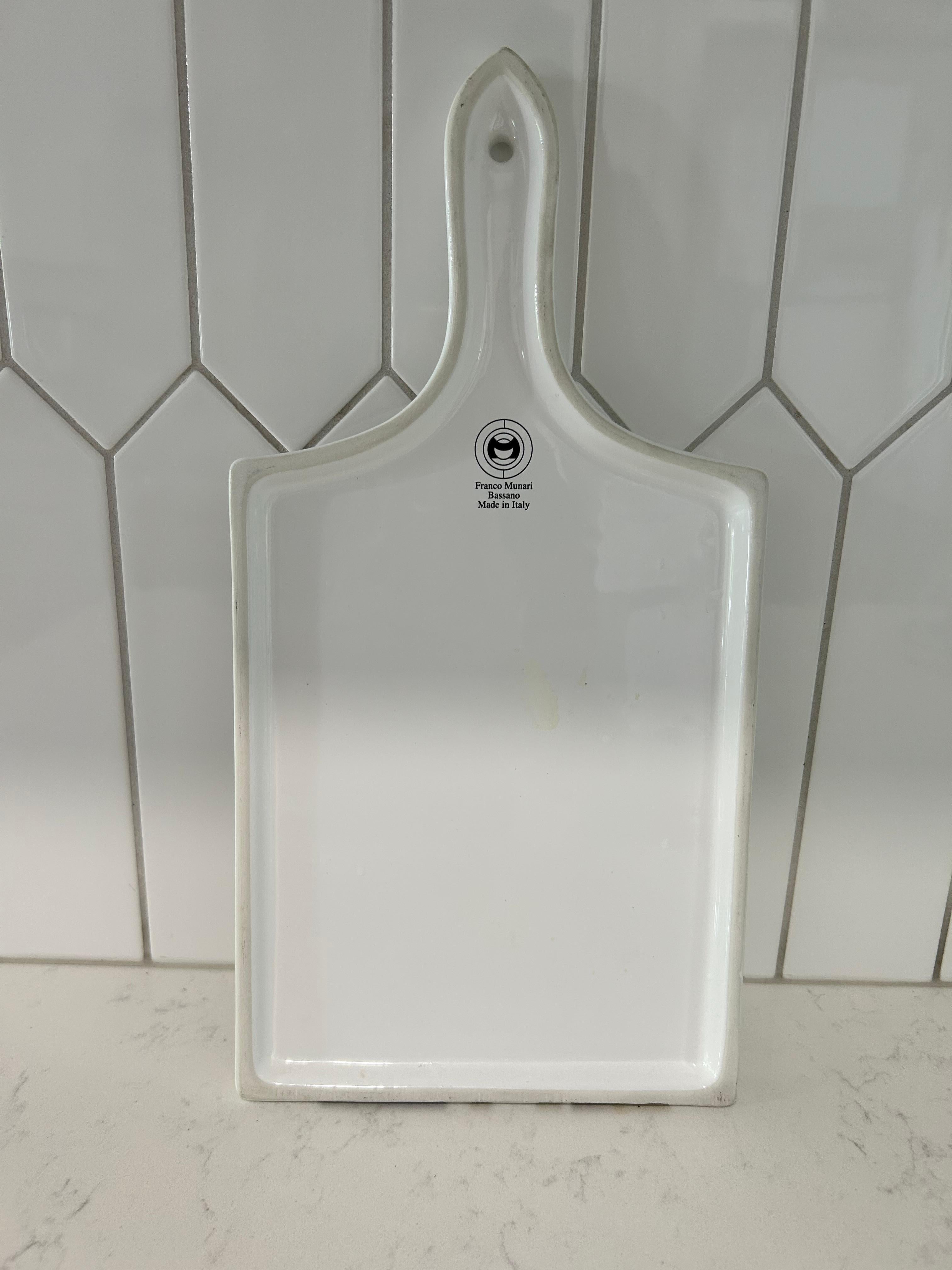 Franco Munari Bassano-Made in Italy Tavola per panini o vassoio da portata da 14 pollici.  Caratterizzato da vivaci scene di grappa o uva dipinte a mano. Si tratta di un vassoio da portata in ceramica dipinto a mano che non presenta imperfezioni