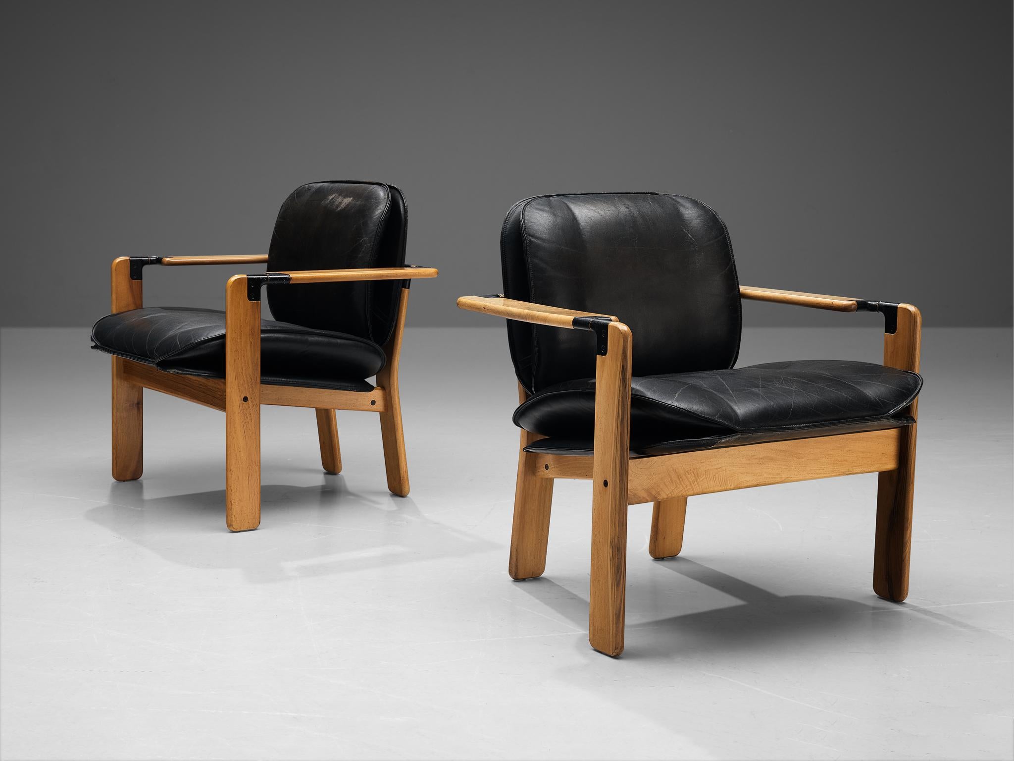 Franco Poli pour Bernini, fauteuils, modèle 'Dueacca', noyer, métal, laiton, cuir, Italie, vers 1985.

Cet élégant ensemble de fauteuils a été conçu en 1985 par Franco Poli et fabriqué par Bernini. Pour son design excentrique, Bernini s'est inspiré