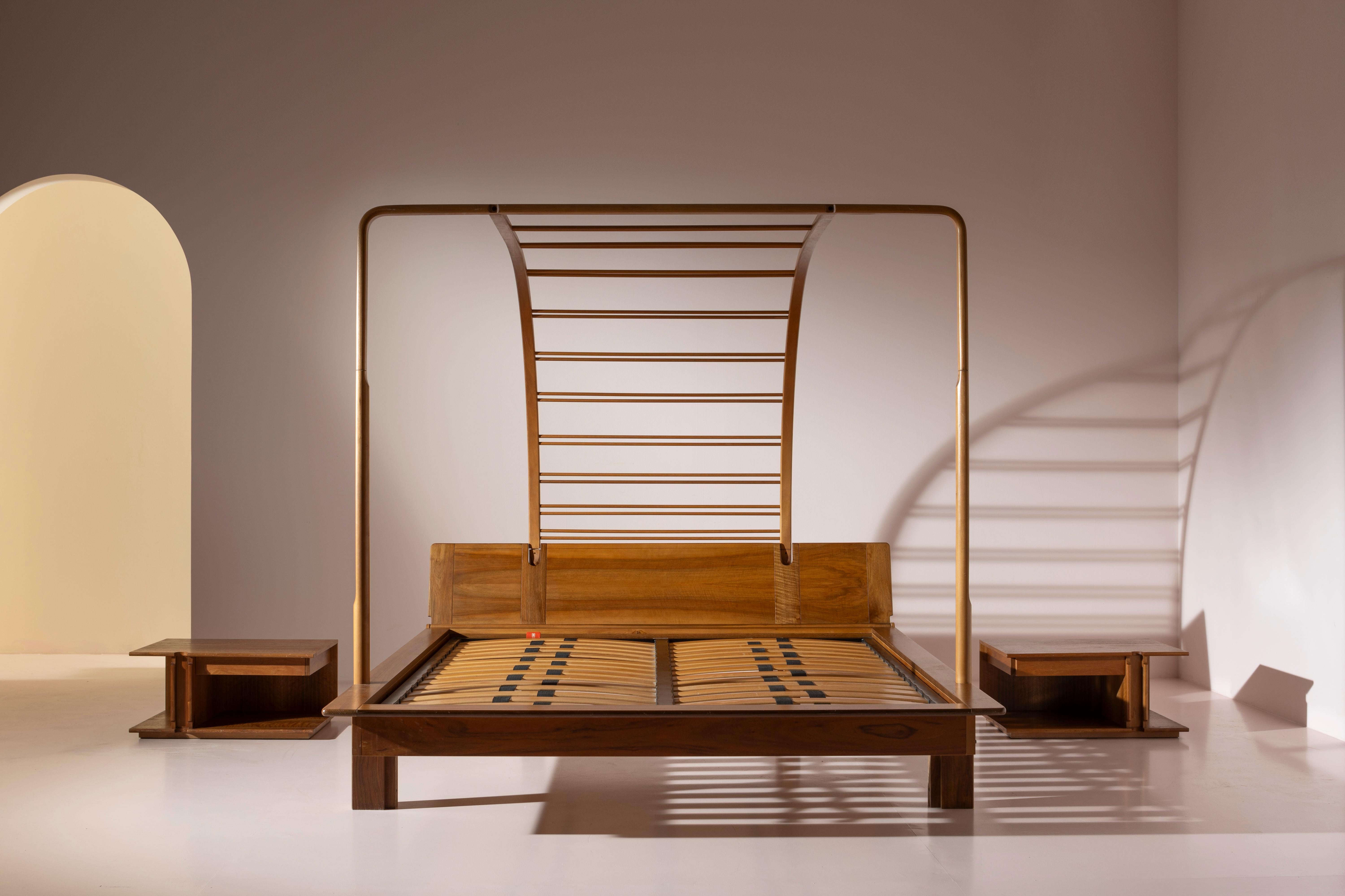 Lit double en bois avec baldaquin et tables de chevet, année 1982, conçu par Franco Poli, modèle Locanda, produit par Bernini.

Les années 80 du vingtième siècle ont été des années de recherche constante d'un équilibre entre tradition et innovation.