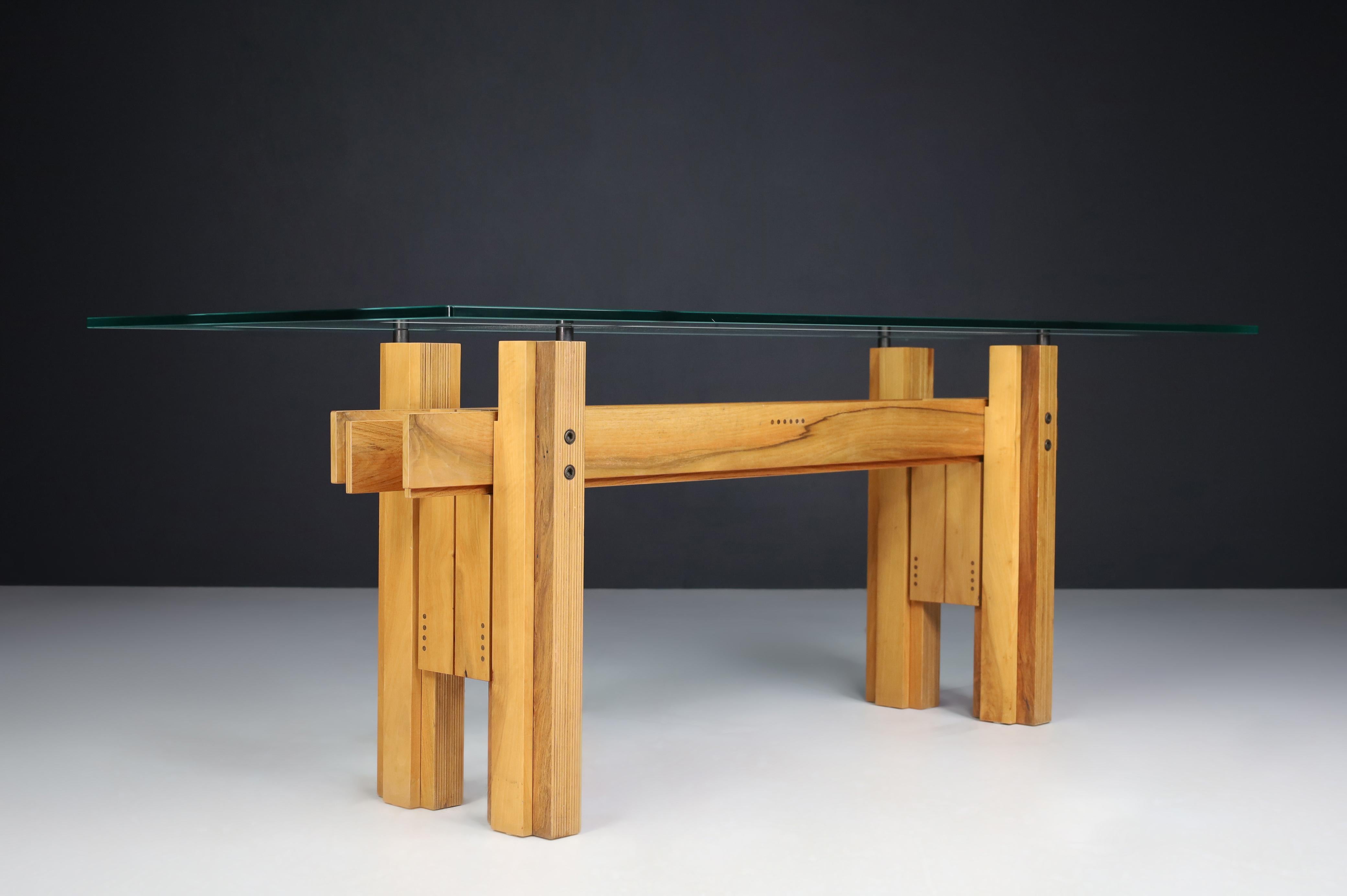 Franco Poli Tisch Cangrande aus Nussbaumholz für Bernini, Italien 1970er Jahre

Ein hervorragender Tisch aus massivem Nussbaumholz mit einer schönen, abgeschrägten Kristallplatte mit sandgestrahlten, mattierten Bändern des italienischen Designers