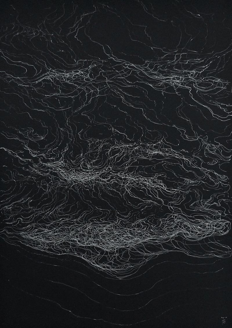 Silver ink on Canson paper, H 70 x W 50 cm. Sold framed under an anti-reflective glass (dimensions framed: H 82 x W 62 cm).
Focusing his artistic research on the gesture, Chilean-French artists Franco Salas Borquez (b. 1979) paints the waves using