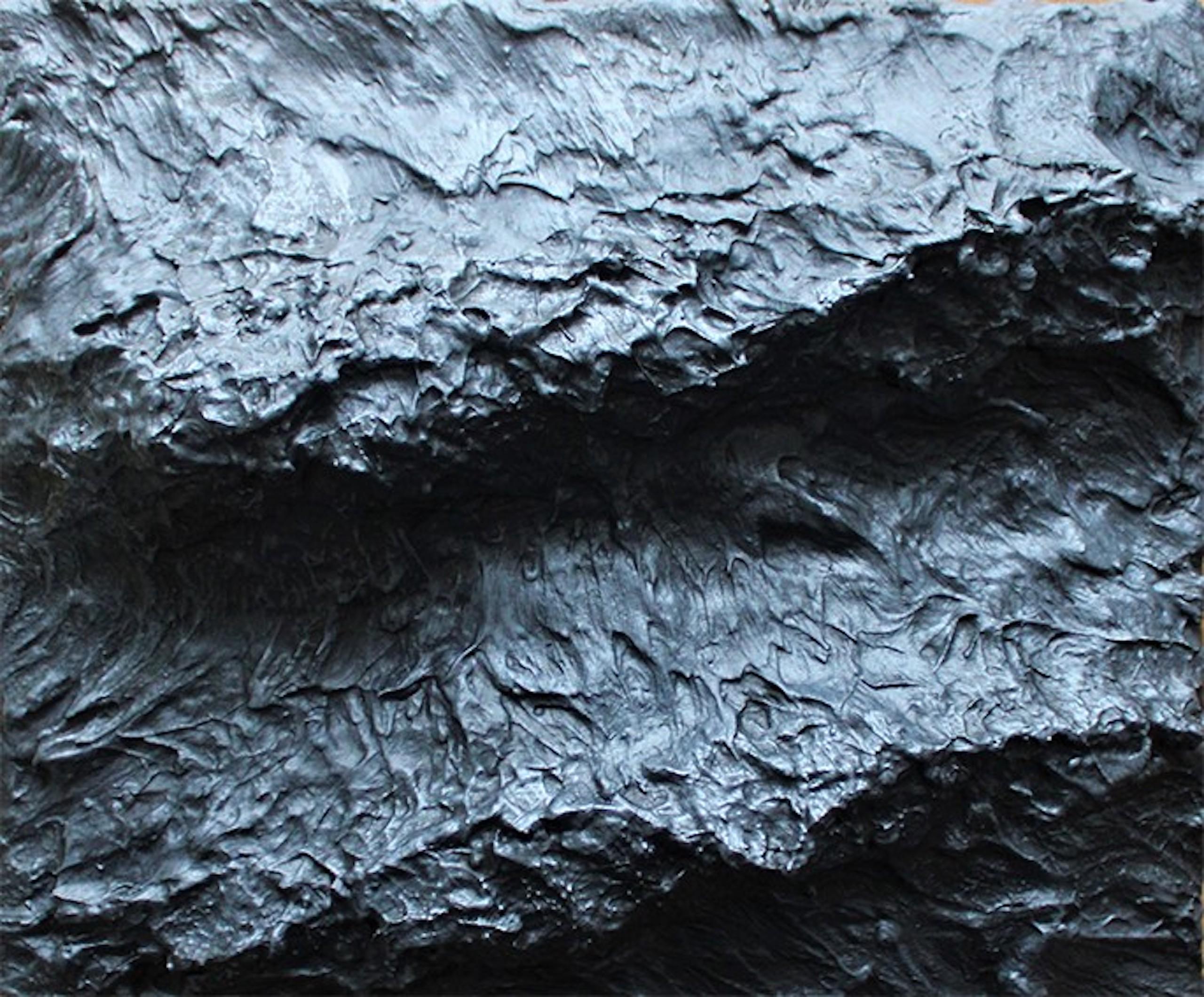 El mar como pared es una pieza monocromática del artista chileno Franco Salas Borquez, creada con técnicas mixtas (arena de cuarzo, polvo de mármol y aglutinantes) y que presenta una pátina de color azul intenso. Las dimensiones son 31 x 41 cm.
Esta