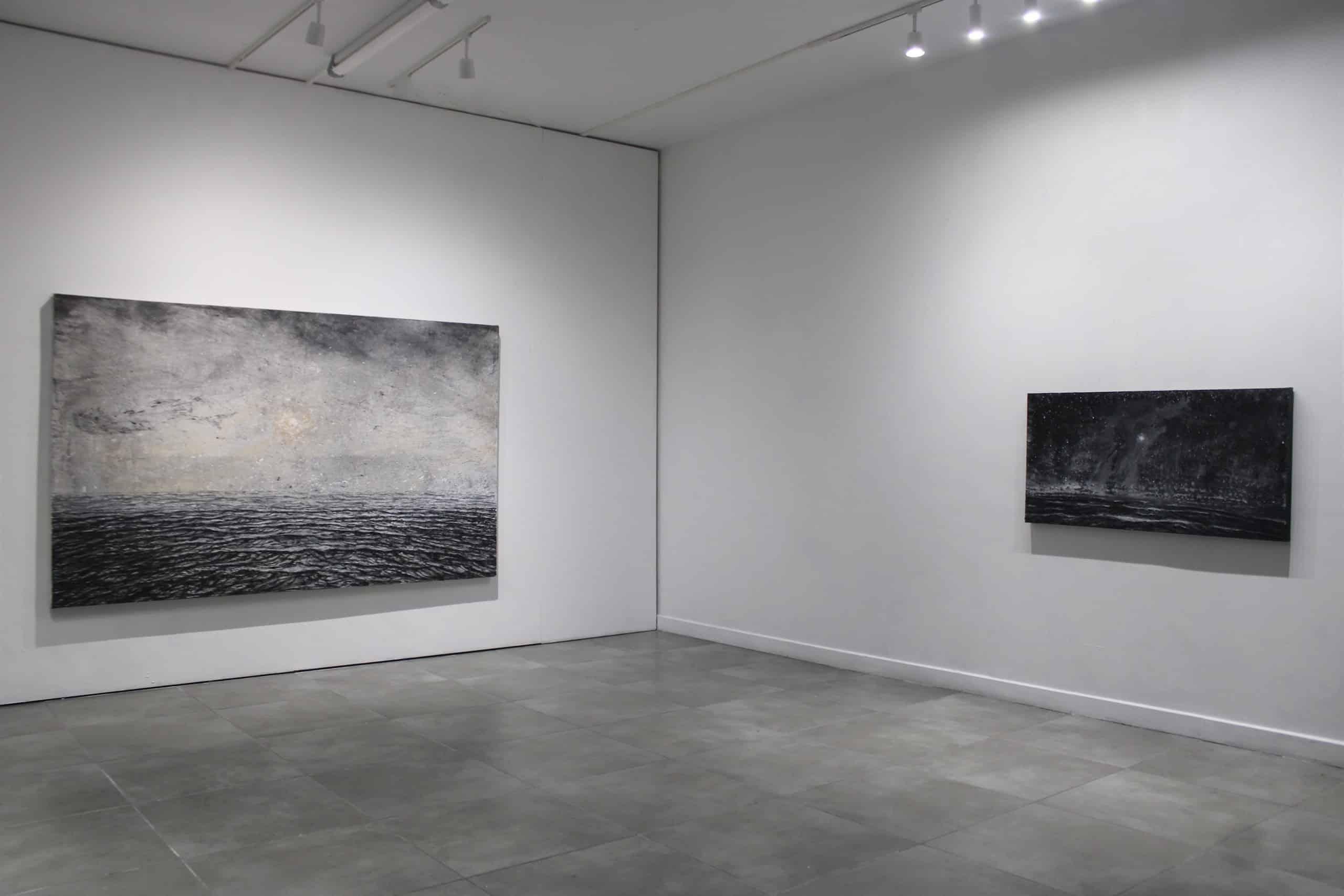 Der Sonnenaufgang von Franco Salas Borquez – Schwarz-Weiß-Gemälde, Meereswellen, Meeresformen, Meer im Angebot 3