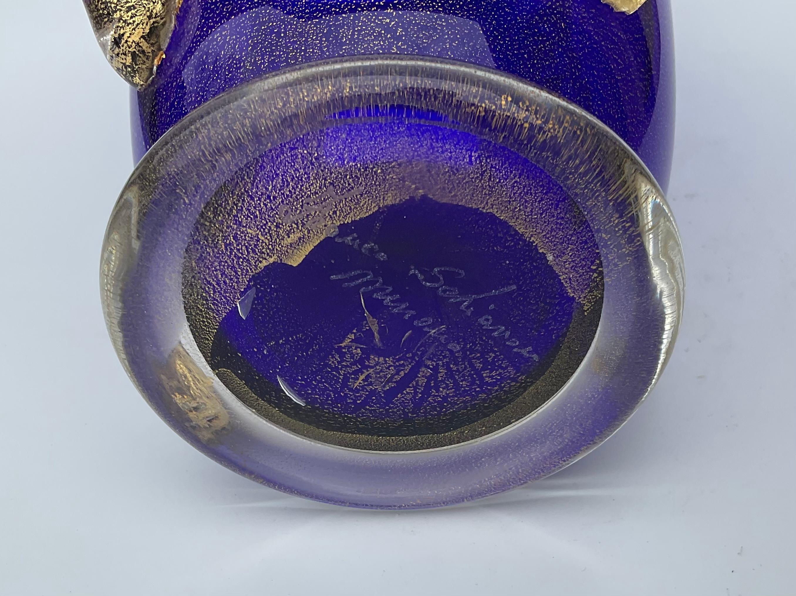 Mid-Century Modern Franco Schiavon - Vase en verre d'art de Murano bleu vif avec poignées dorées et poussière  en vente