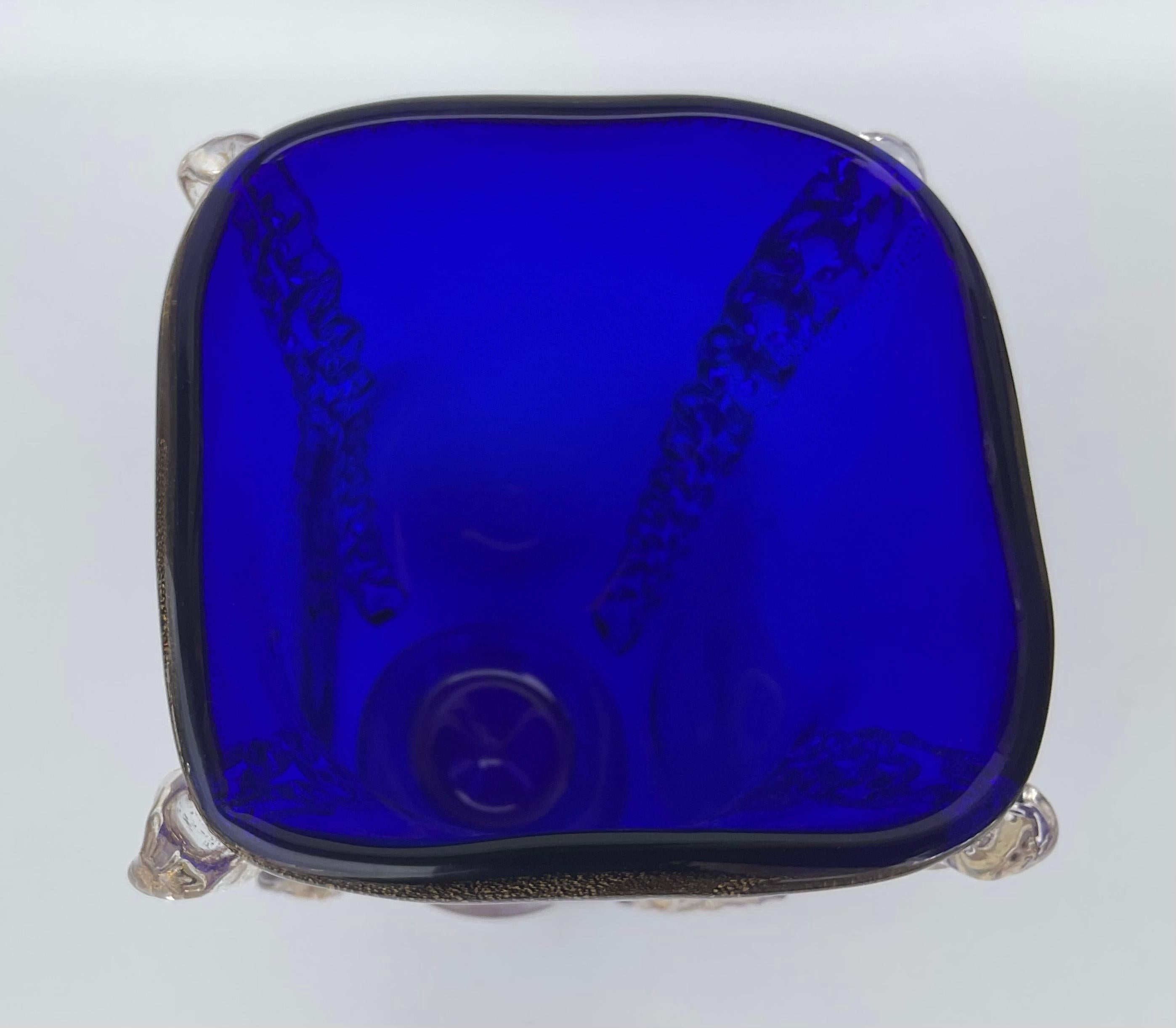 italien Franco Schiavon - Vase en verre d'art de Murano bleu vif avec poignées dorées et poussière  en vente