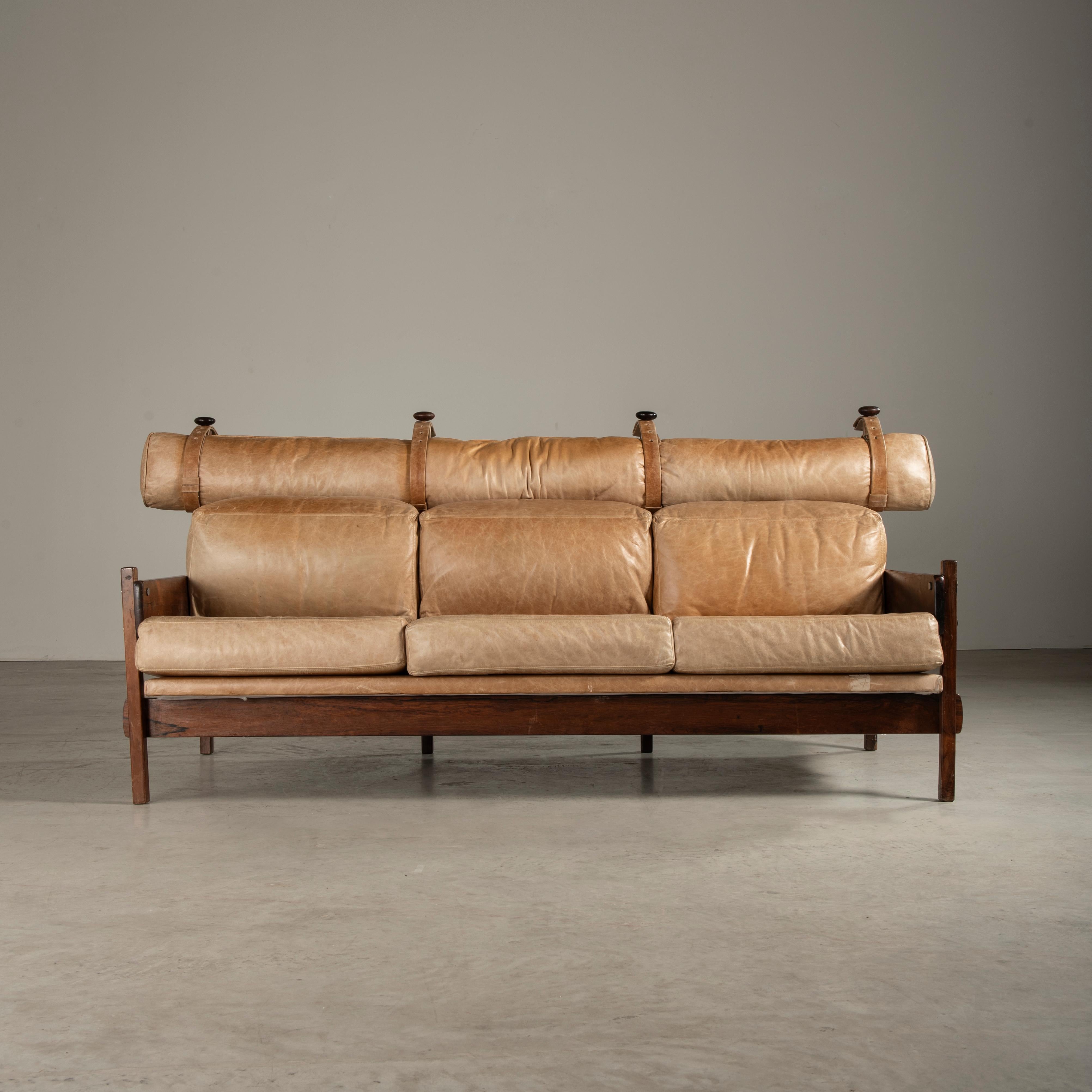 Leather 'Franco' Sofa in solid hard wood, Sérgio Rodrigues, Brazilian Mid-Century Modern For Sale