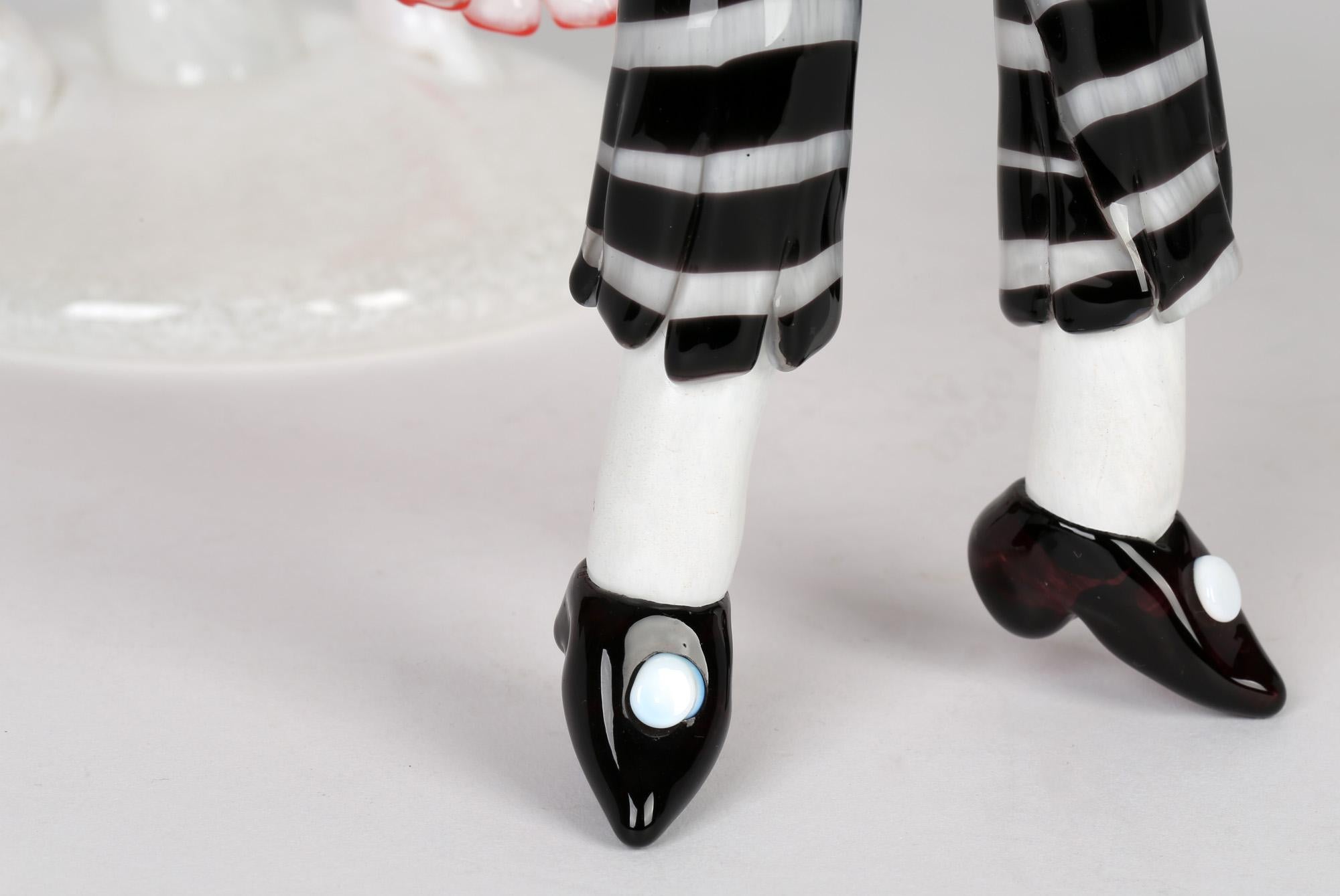 Un'elegante figura in vetro artistico in stile clown della commedia dell'arte di Murano, disegnata dal Maestro vetraio italiano Franco Toffolo e risalente al 1960 circa. Toffolo lavorò presso Venini dal 1946 al 1950 e questa figura è molto simile