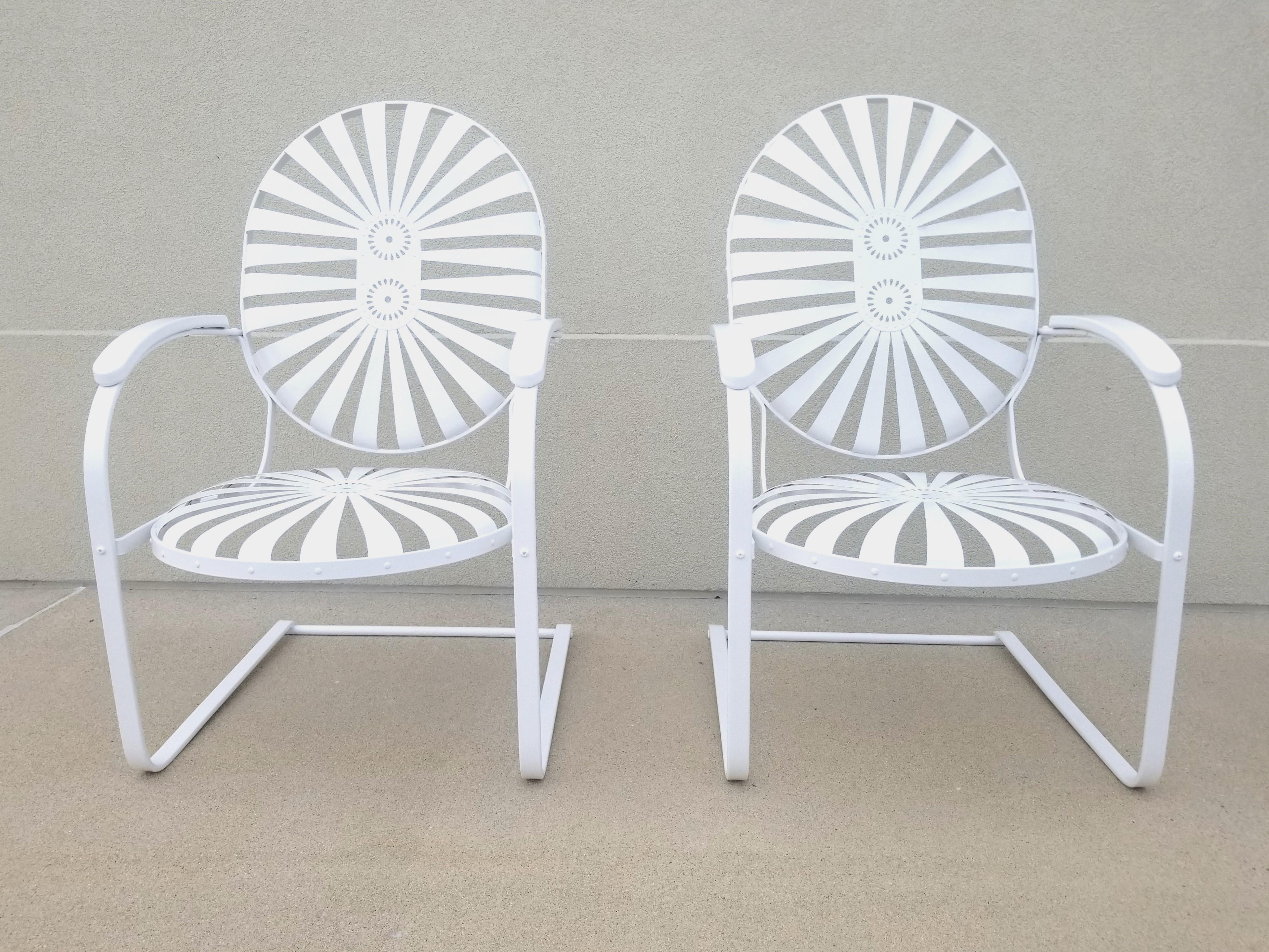 Splendida e iconica coppia di sedie da giardino o da patio francesi Art Deco degli anni '30 di Francois A. Carre. Interamente restaurato. Rifinito in Architectural White. Spesso vengono chiamate sedie a raggiera. Questa coppia è la versione grande.