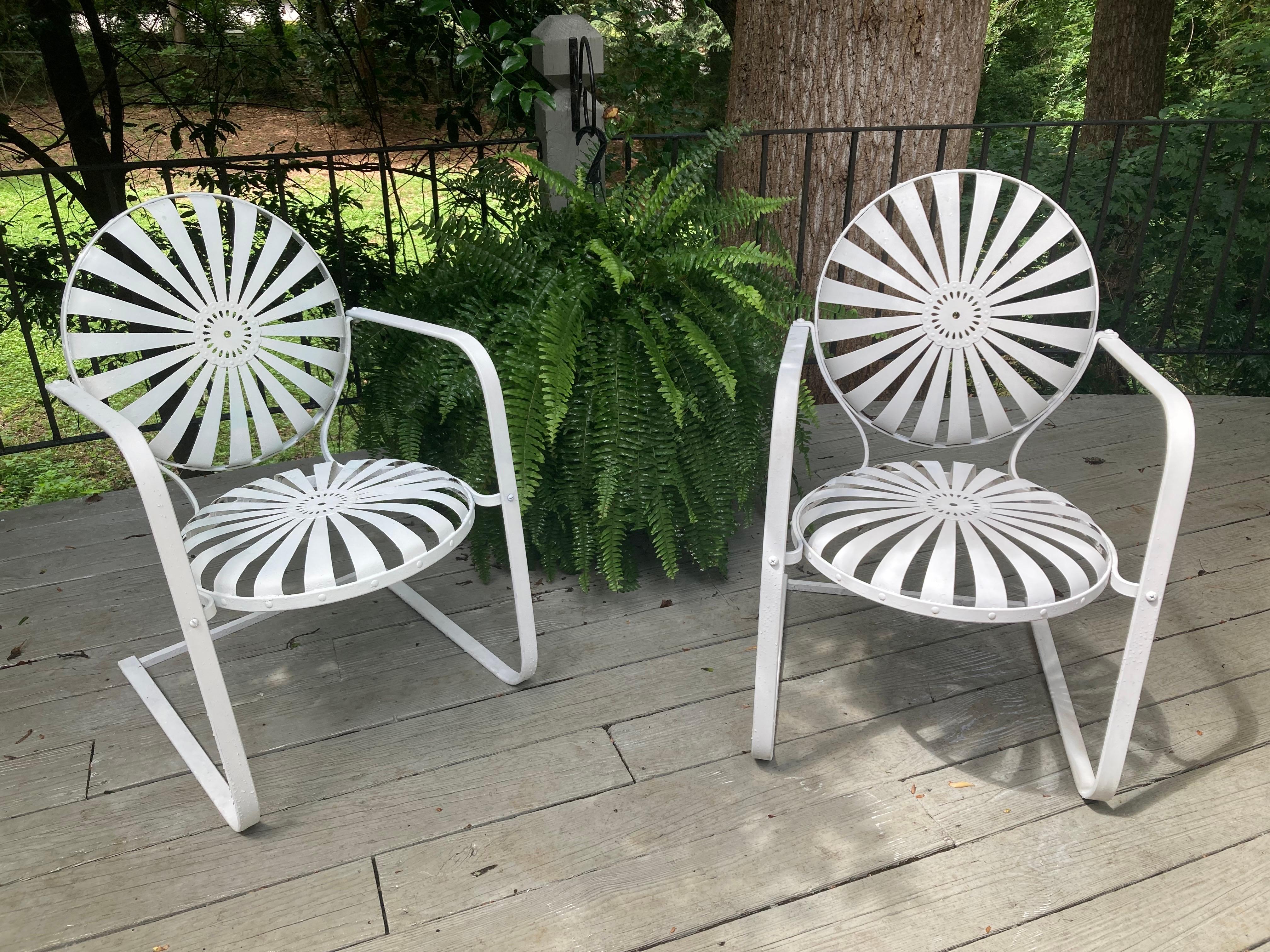 francois carre cantilever garden chairs

c.1930’s French art deco wrought iron & spring steel chairs by Francois Carre.

measure 21 1/4” wide, 34” tall, with a 17” seat height of and a depth of 25”.


****garden chair with rocking cantilevered bases