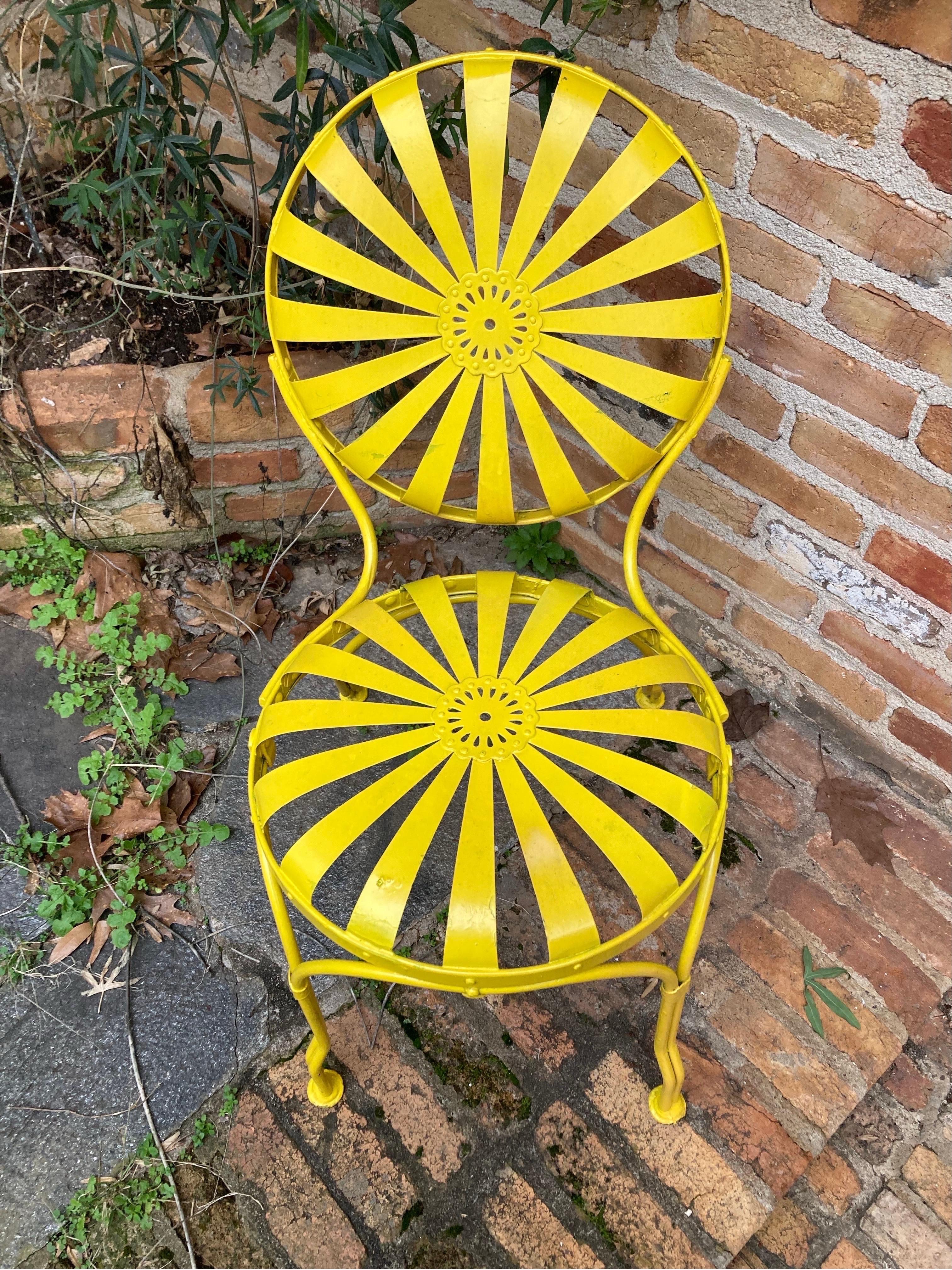 dulce silla de jardín petite carre, en amarillo sol brillante... data de 1940, pieza de acento perfecta para el jardín o una silla flotante para tu patio... puede enviarse en una caja ya que es más pequeña que la mayoría