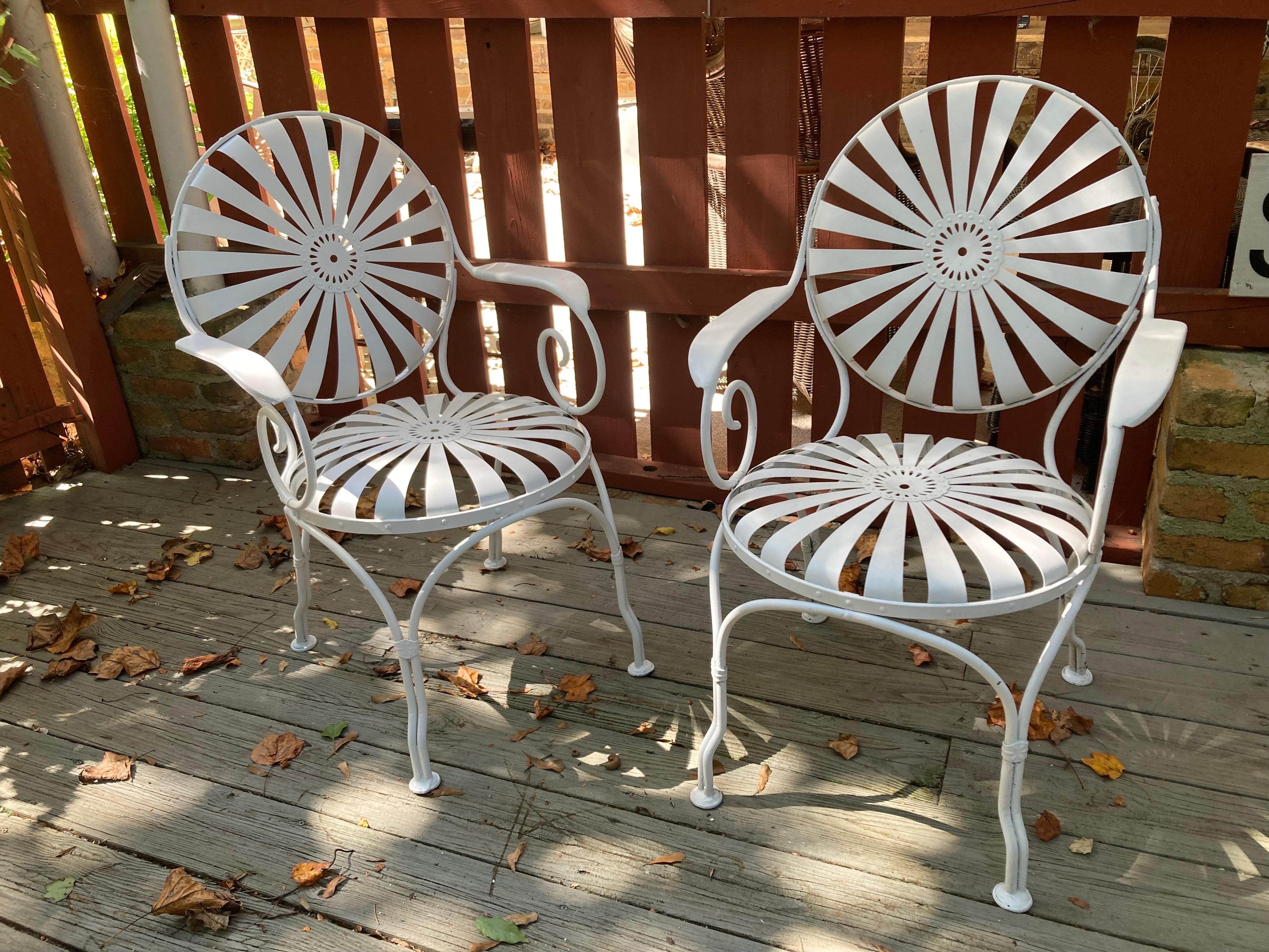 
spring steel chair, pinwheel design
no maker’s mark
multiple sets available
seat to floor is 17

23 by 24 by 34 tall

shipping from athens ga, 30606 