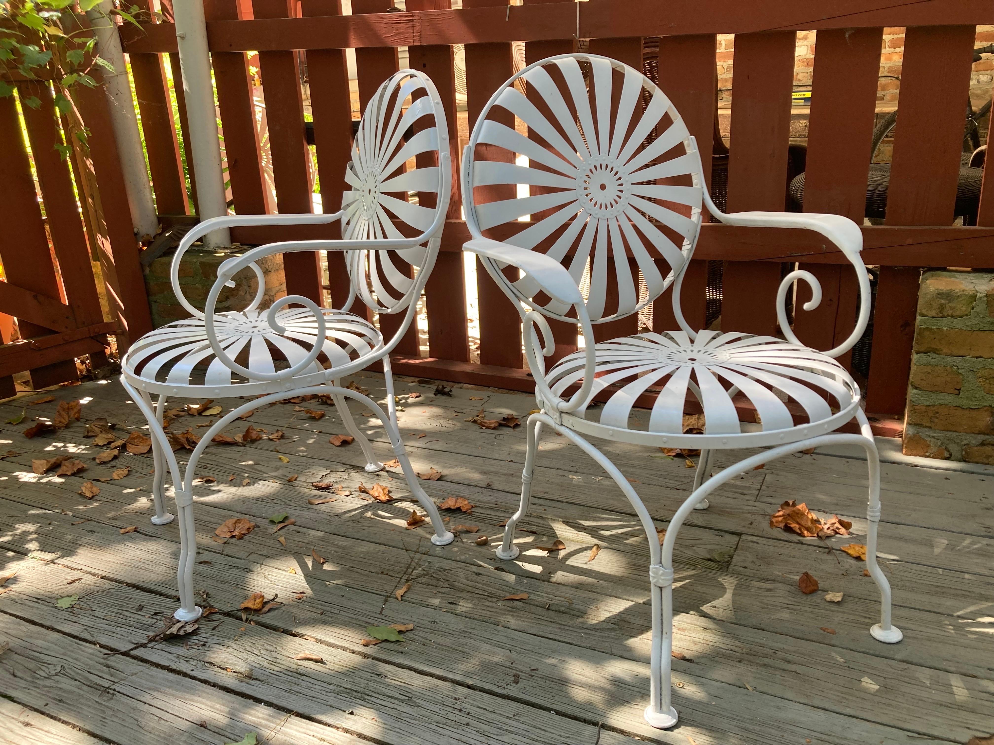 Weiße Francois Carre-Gartenstühle - ein Paar im Zustand „Hervorragend“ im Angebot in Athens, GA