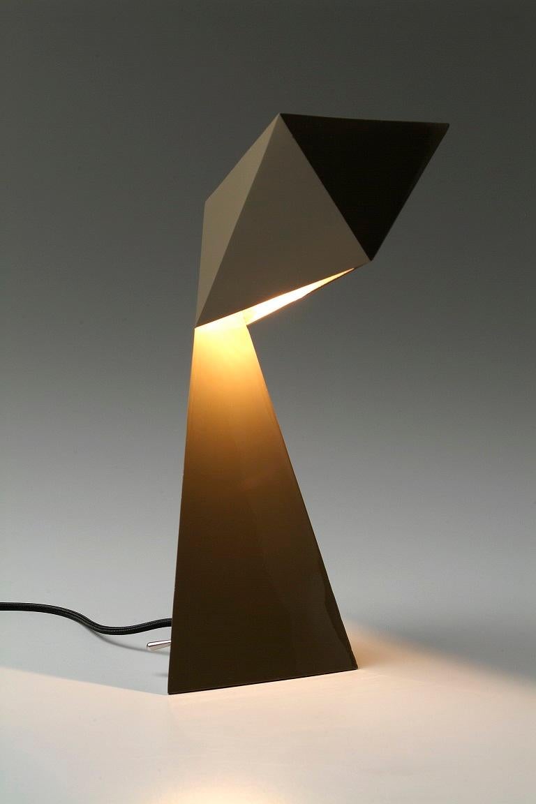 Quel plaisir ! Si la série de luminaires Origami de François Champsaur est élégante et sophistiquée, la main et les mouvements de l'artiste sont très présents dans chaque pièce, représentés par la manière presque tangible dont il plie et manipule la