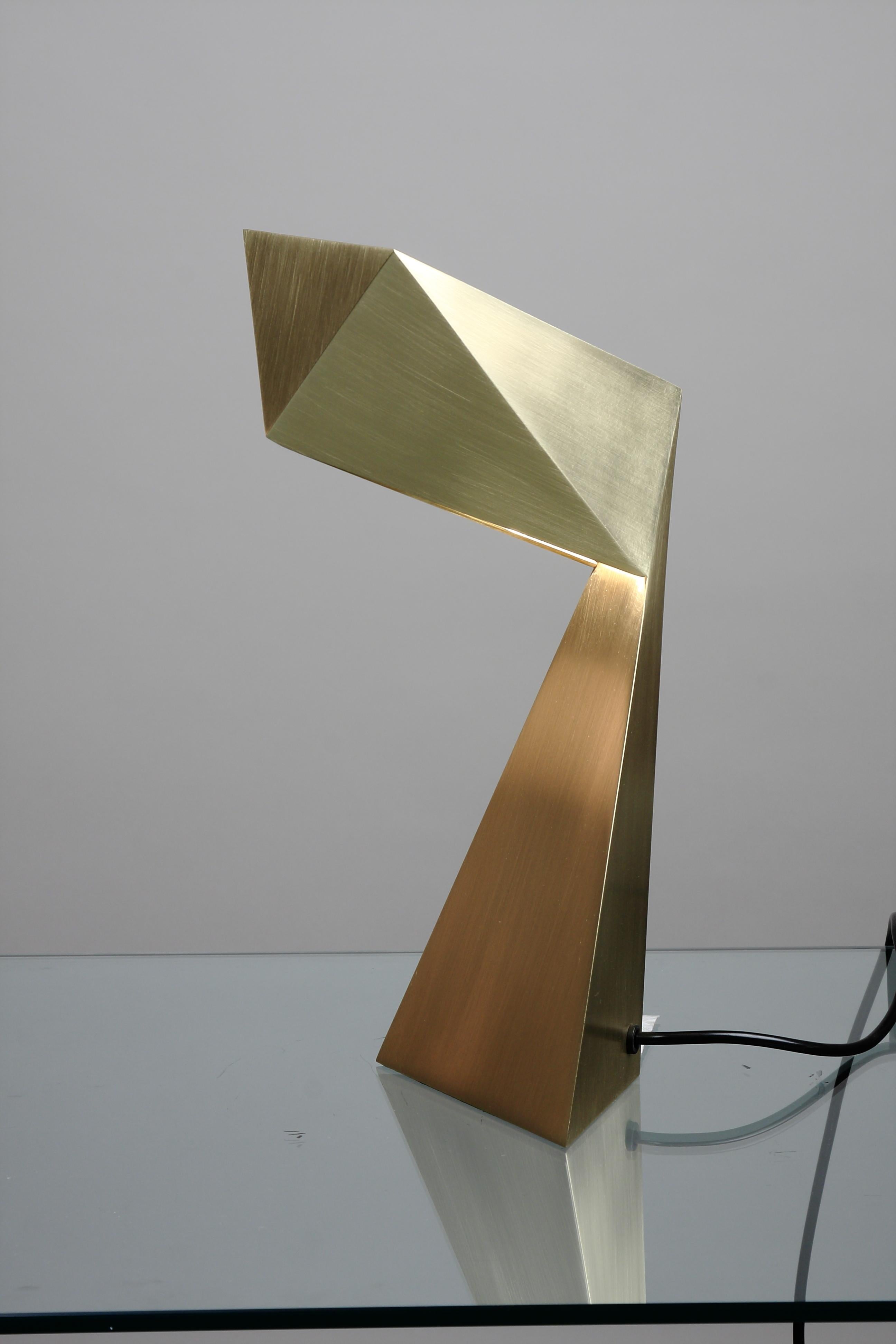 Français Lampe de bureau Origami en laiton brossé brut Francois Champsaur pour Pouenat